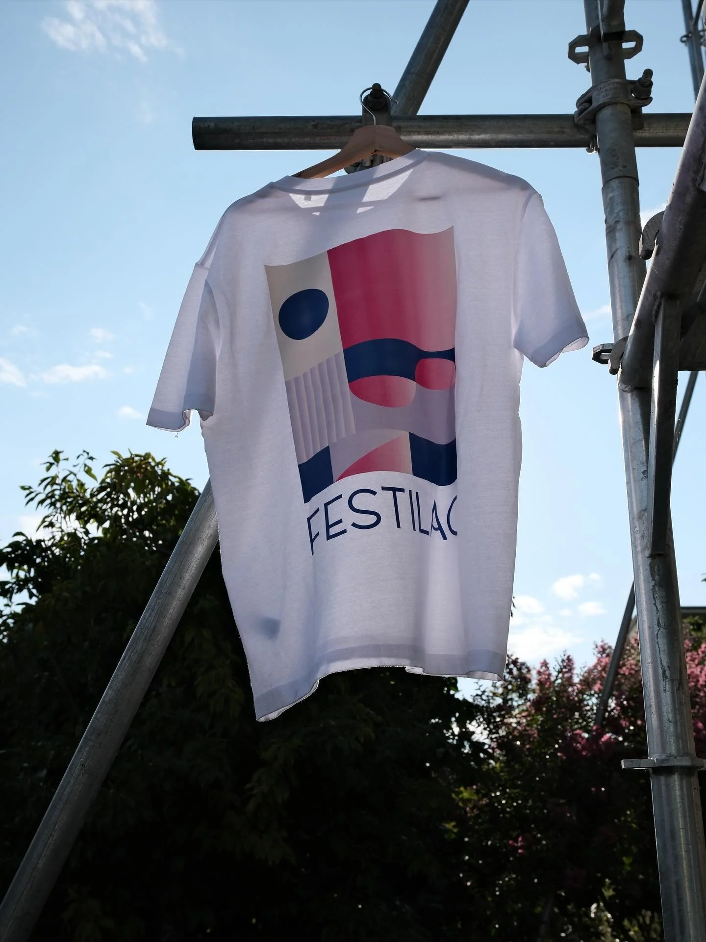 Nous avons cr&eacute;&eacute; une nouvelle gamme de t-shirts pour l&rsquo;&eacute;dition 2025 🌱

Avec une ligne singuli&egrave;re, &eacute;pur&eacute;e et color&eacute;e, ce mod&egrave;le exprime le besoin profond de nous connecter aux autres. La pr