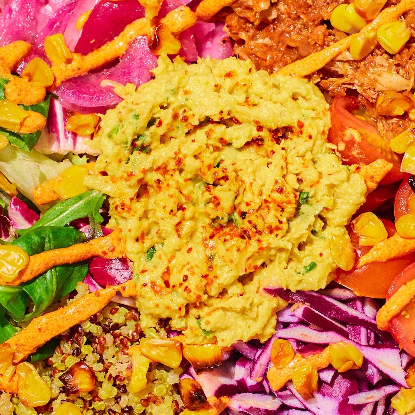 Sulten? M&oslash;t din Bowlmate 🤭👉
Meksikansk kyllingbowl😍🔥

En fargerik og spicy bowl inspirert av Mexico🇲🇽🌵☀️ Retten har gr&oslash;nnsaker blandet med pulled kylling, charred maiskrem, chipotlekrem, salat, l&oslash;k og quinoa. B&aring;de en