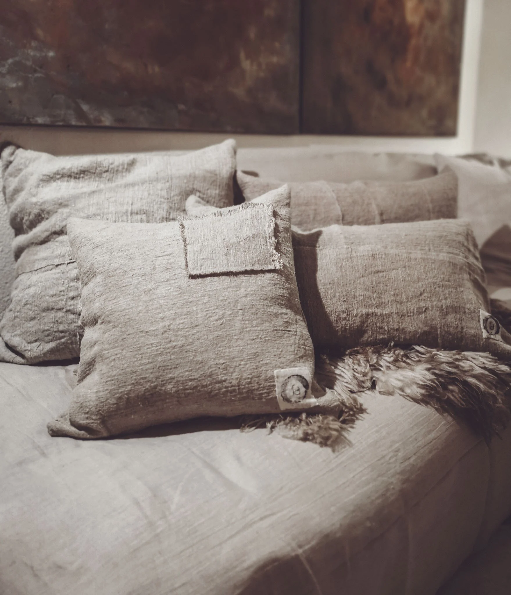 In einer Welt, in der Massenproduktion und Konsum unser t&auml;gliches Leben bestimmen, sehnen wir uns nach dem Echten, dem Einzigartigen, das unsere Seele n&auml;hrt und unser Zuhause mit Pers&ouml;nlichkeit ausstattet. 

Warum handgefertigte St&uum