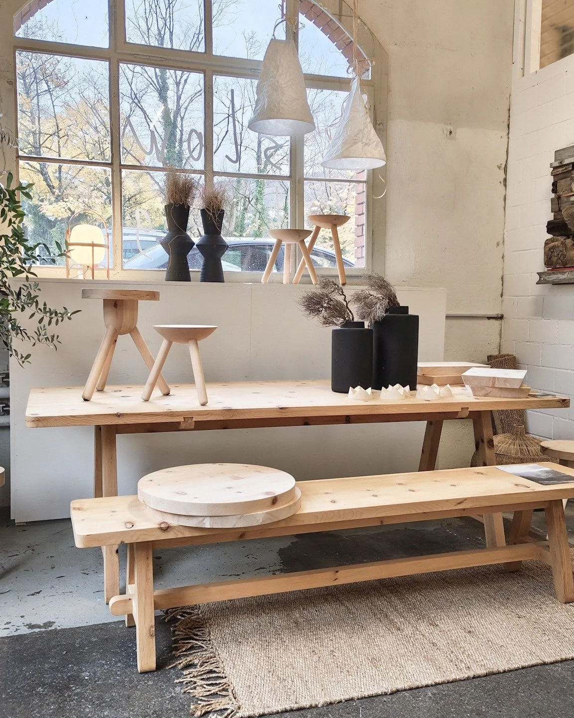 Die @raina.furniture -Kollektion ist eingetroffen &ndash; und ich bin restlos verliebt. Jedes St&uuml;ck erz&auml;hlt seine eigene Geschichte von Handwerkstradition, der Liebe zu Holz und zeitlosem Design. Was mich besonders begeistert? Die Liebe zum