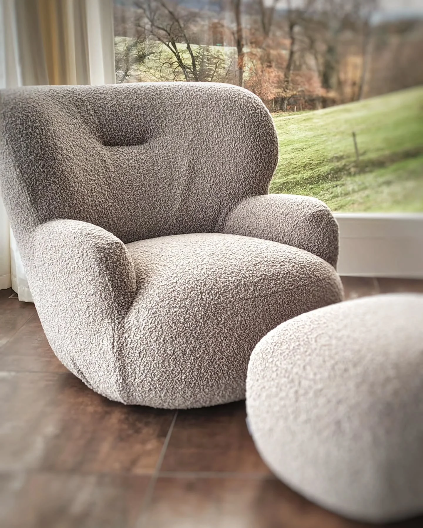 Manchmal braucht es nicht viel f&uuml;r den perfekten Moment. Ein kuschliger Loll Sessel von @gervasoni1882, eine Aussicht zum Tr&auml;umen &ndash; und schon wird ein Raum zum Lieblingsplatz.

Ich durfte dieses Prachtsst&uuml;ck heute Morgen liefern 