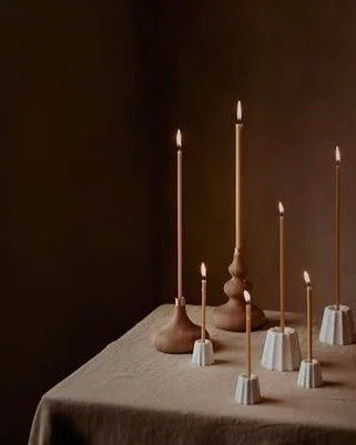 Eine Geschenkidee f&uuml;r Menschen, die Abende ohne Ablenkung m&ouml;gen. 

Die wunderbar schlichten Kerzenhalter aus Eichenholz mit passender Bienenwachskerze sind schlicht, ehrlich, perfekt.

Genau richtig f&uuml;r stille Momente.

OVO Things Kerz