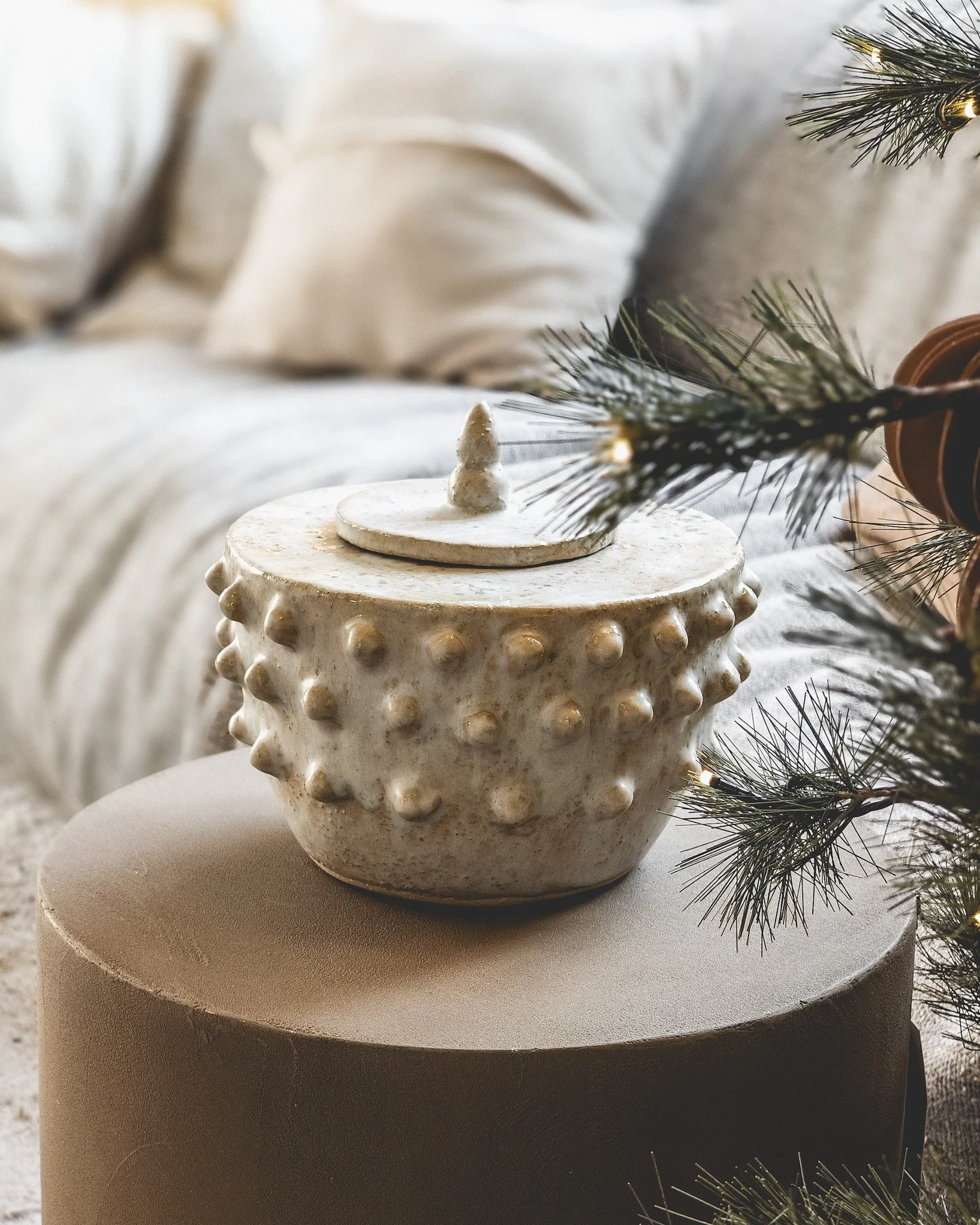 Geschenkidee f&uuml;r Menschen, die Feuer lieben &ndash; drinnen und draussen.

Die traumhaft sch&ouml;nen Feuerschalen aus Keramik der K&uuml;nstlerin Anu sind authentisch, handgefertigt, einzigartig.

F&uuml;r Rituale, W&auml;rme, Zusammensein. 

D