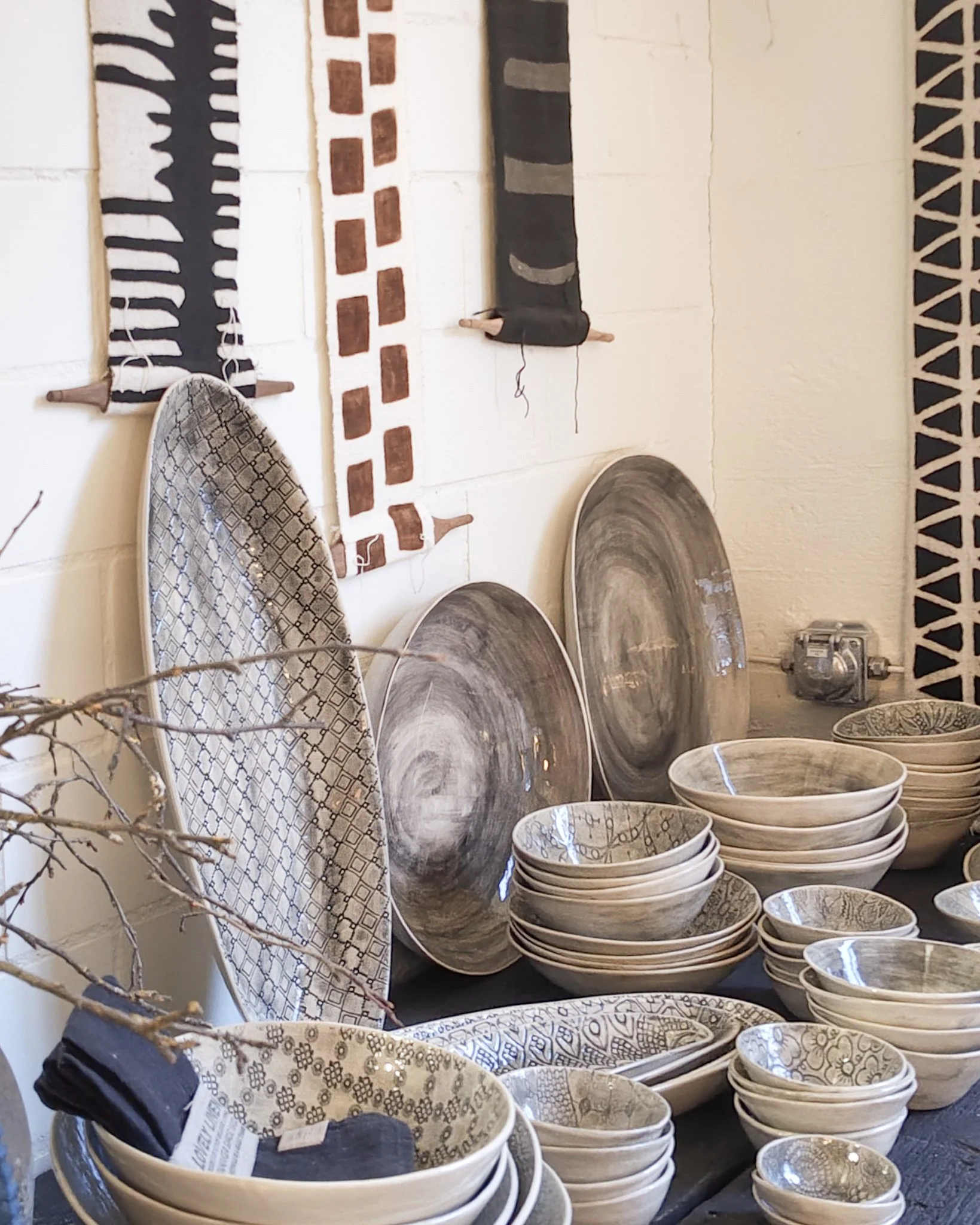 Afrika trifft auf Design: Wonki Ware &amp; AAAA Totems

Zwei Handwerke, ein Kontinent, eine Mission: Sch&ouml;nheit mit Bedeutung.

Wonki Ware 
&ndash; das handgemachte Keramik-Geschirr aus S&uuml;dafrika, das keine zwei Teile gleich macht. Jede Scha