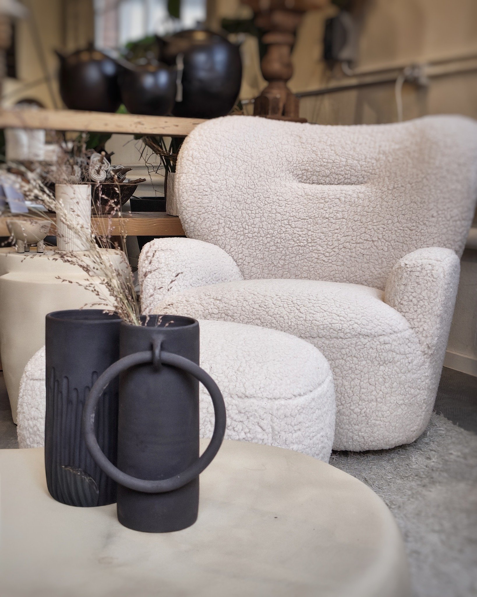 Stille T&ouml;ne f&uuml;rs Wochenende

Zwischen Schwarz und Wei&szlig; liegt nicht Leere &ndash; sondern Raum.

Raum f&uuml;r Gedanken, f&uuml;r Kaffee, f&uuml;r das, was wirklich z&auml;hlt.

Unsere Lieblingsst&uuml;cke in Monochrom:

Vasen, die in 