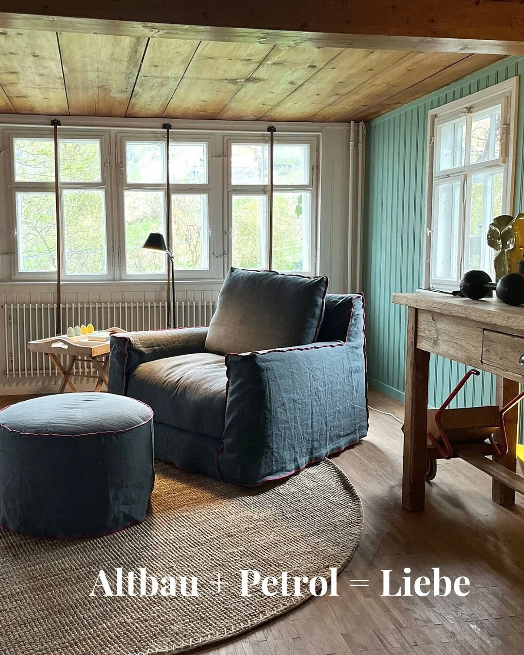 Manchmal passt ein neues M&ouml;belst&uuml;ck nicht einfach "rein".

Es verankert einen Raum.

Diese @gervasoni1882  Kombi durfte in ein altes Appenzeller Bauernhaus einziehen: dunkles Petrol mit pinker Steppung, dazu Holz, kombiniert mit e