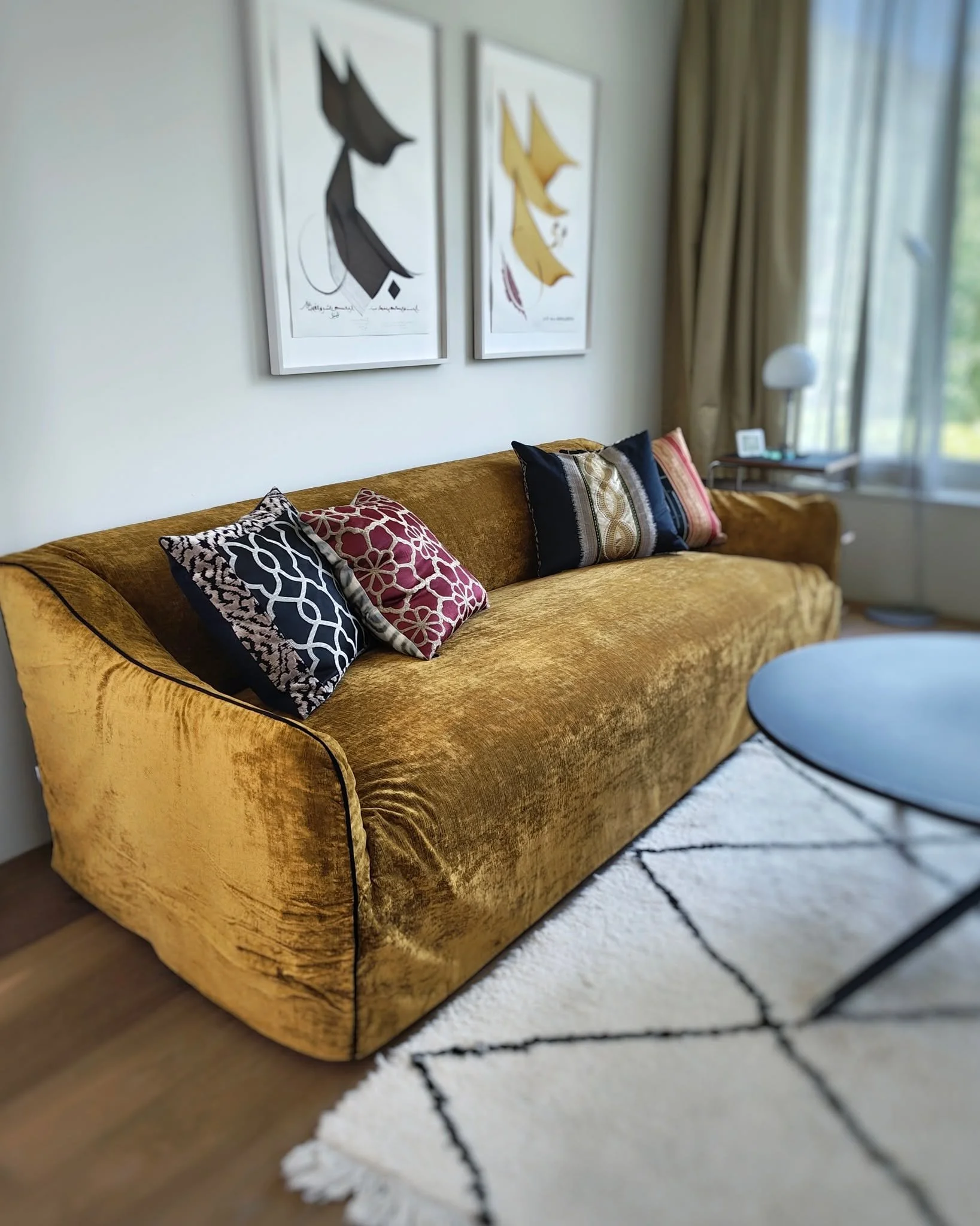 Heute durfte ich ein ganz besonderes Sofa ausliefern: Samt in Curry, mit schwarzem Repsband als feinem Detail. 

Die Kundin war happy und ich liebe diese Momente, in denen man sp&uuml;rt: Das ist genau richtig.

Bei der Beratung vor Ort war mir sofor