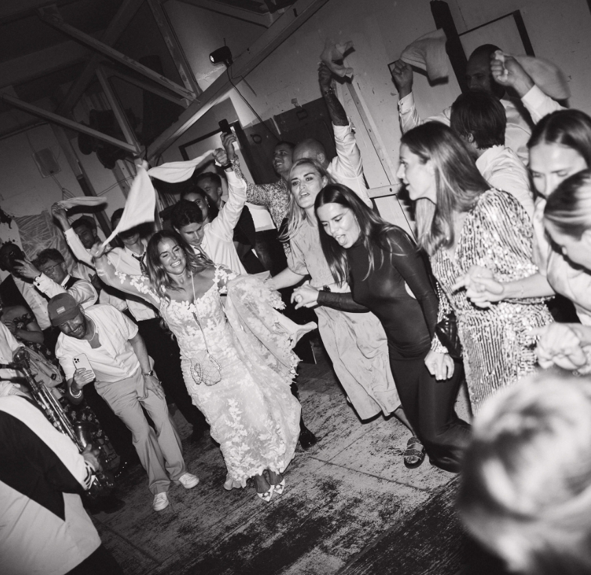 Bliss CPH – Mennesker danser og har det sjovt til fest, med nogle der vifter med stofservietter. Sort-hvid foto, festlig stemning.