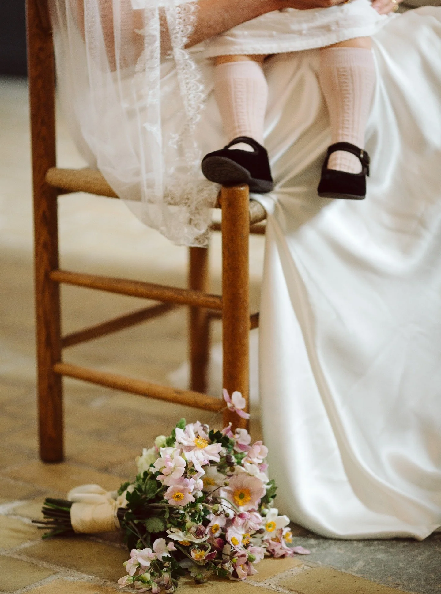 ✨Little legs and summer flowers✨
📸 @natalia_cury