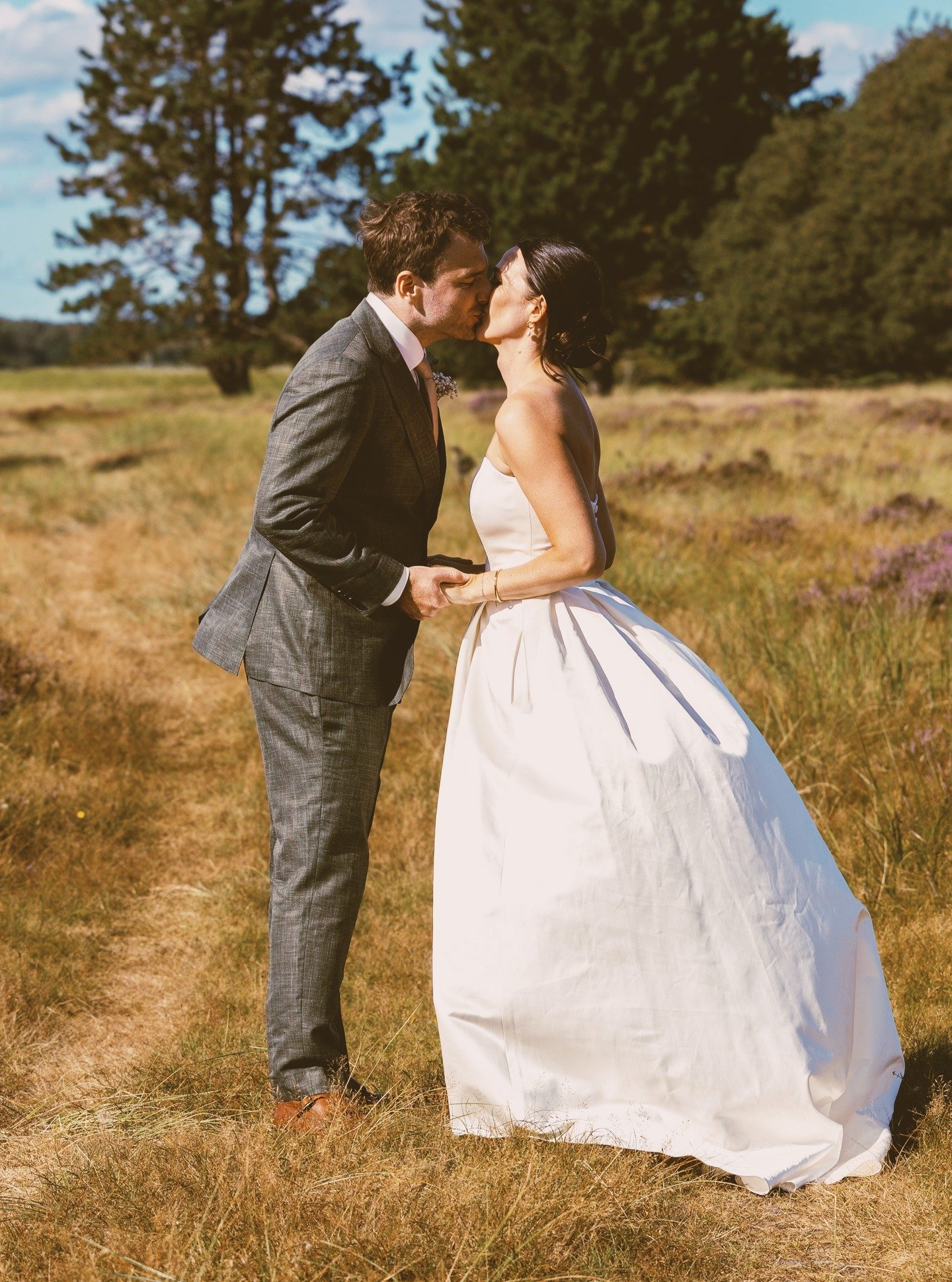 ✨ Nogle bryllupper s&aelig;tter sig bare fast ✨
Alle par er unikke &ndash; men s&aring; er der dem, der efterlader et s&aelig;rligt aftryk. 
Sofie og Ethan var et af de par.

Planl&aelig;gningsprocessen var fyldt med detaljer, men ogs&aring; med till