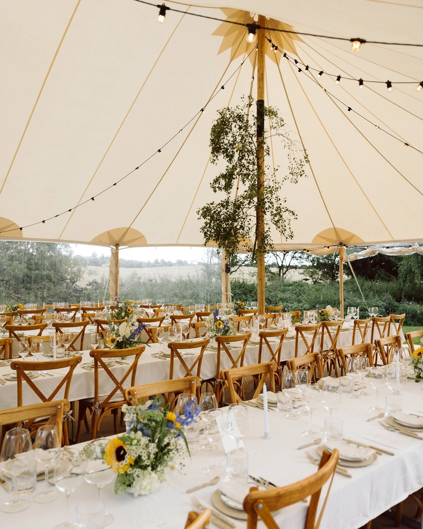 Teltbryllupper har noget helt s&aelig;rligt over sig.
At sige ja i haven derhjemme, p&aring; barndomsg&aring;rden eller hos dem, der betyder allermest. I omgivelser, hvor minderne allerede bor, og hvor nye f&aring;r lov at vokse frem.

Et telt skaber