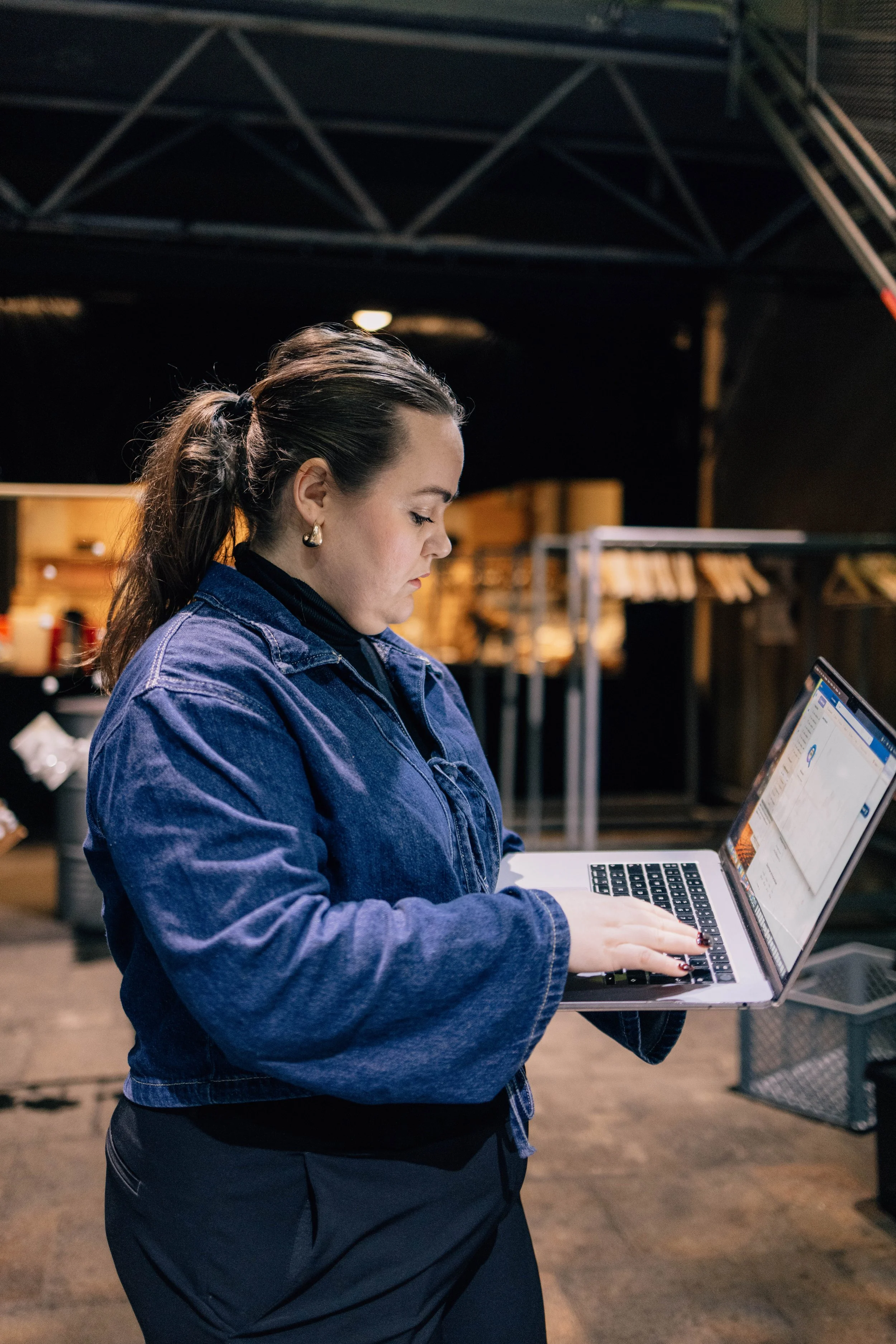 Cat Bjørnholt, ejer af Bliss CPH arrangerer firmaarrangement i Pakhus 11, københavn for DLA Piper - skandinavisk største advokatfirmaer.