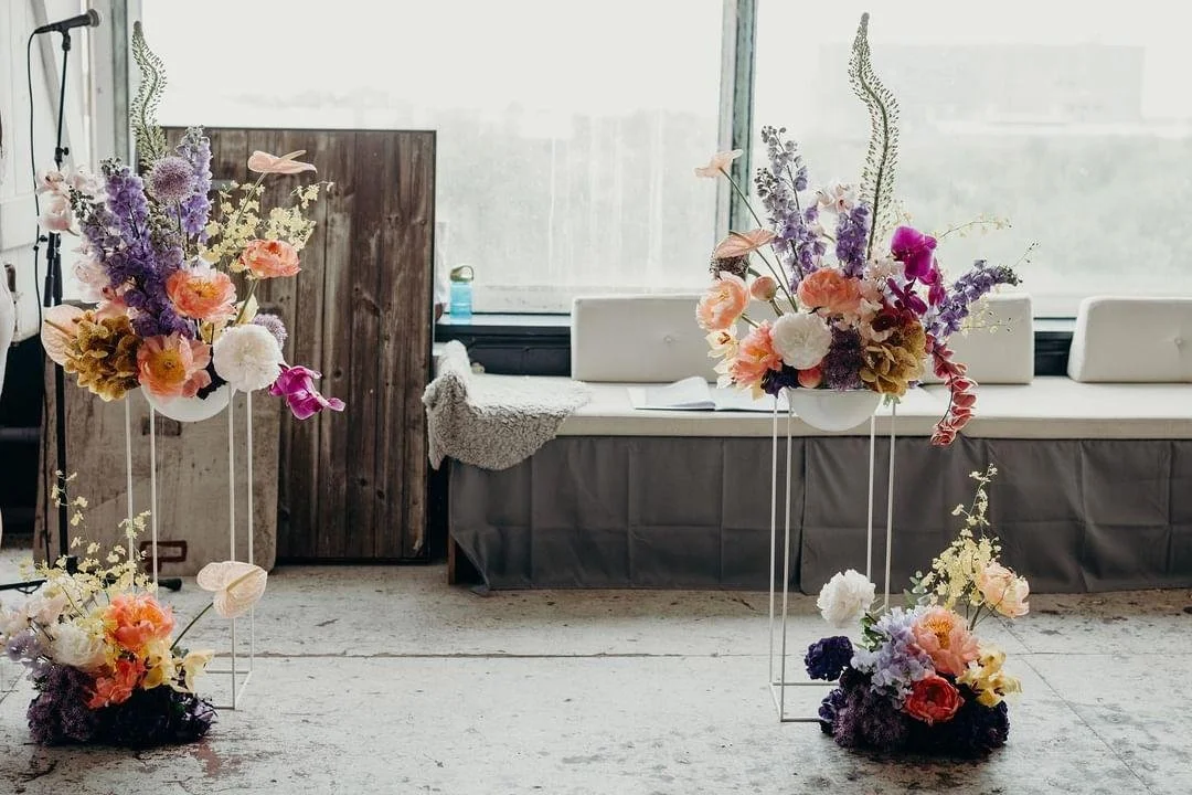 Bliss CPH – To store blomsterdekorationer med farverige blomster af Holly Flowers