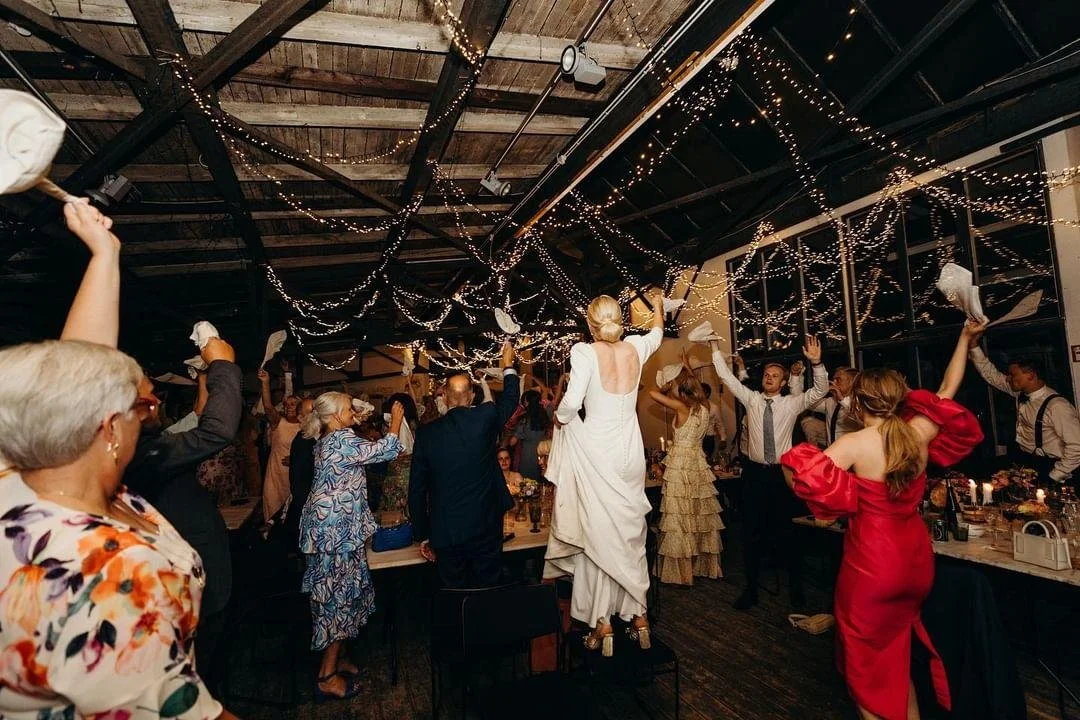 Bryllupsgæster danser, smiler og fester ved et Bliss Cph bryllup