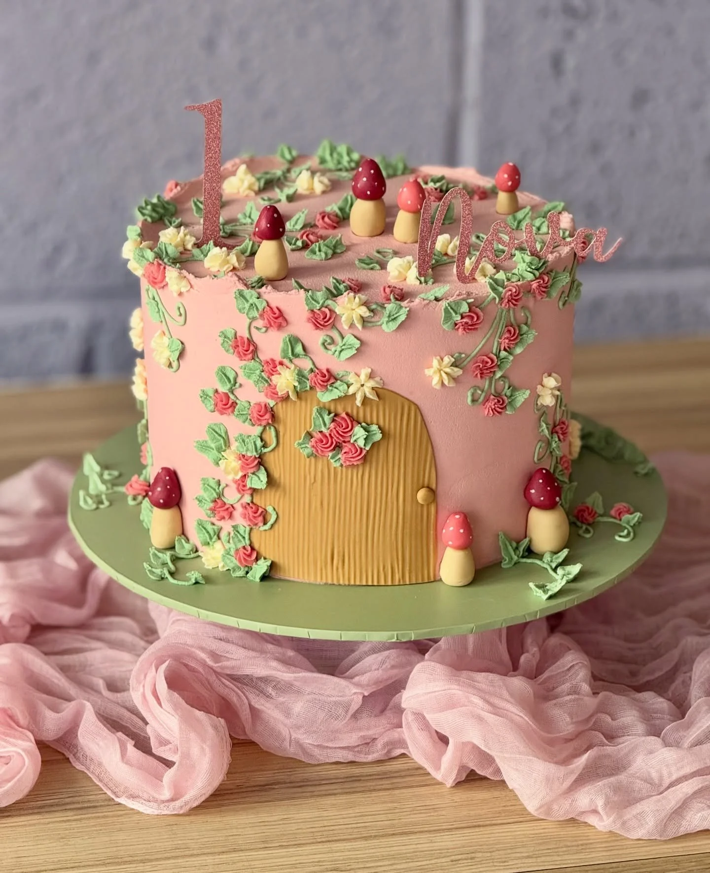 🧚🌳🪾ONE 🪾🌳🧚
The perfect adaptation of a previous design for a little one who loves the woodland 🌿 Wow, it&rsquo;s October already! That can only mean one thing &hellip;. Celebration cake orders are now open through to the end of January 2026 ✨?