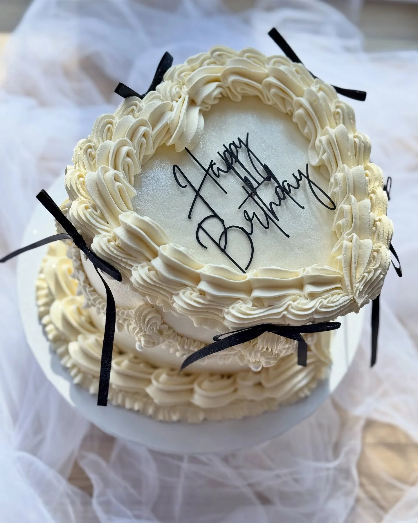 🤍 🖤 HAPPY BIRTHDAY TO YOU 🖤 🤍
These birthday Lambeth&rsquo;s are coming in thick and fast with no sign of stopping any time soon 😍 We have a very busy few weeks coming up with events and beautiful wedding &amp; celebration cakes to make. That be