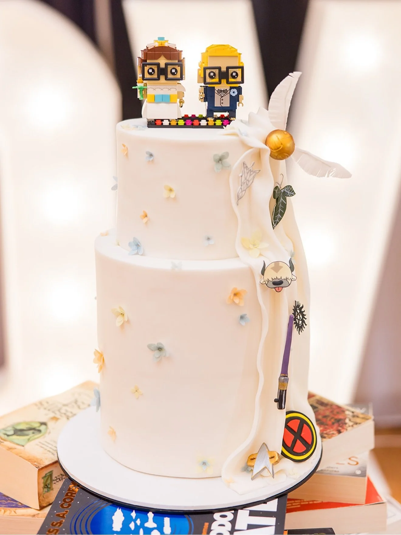 💛 PROFESSIONAL PICTURES 🩵 
You know I did the BIGGEST happy dance when this email popped into my inbox from the lovely @bobbie.lee.photo this afternoon 🥹 I had such a lovely time working with Tom &amp; Kirsty designing their cake for them, their d