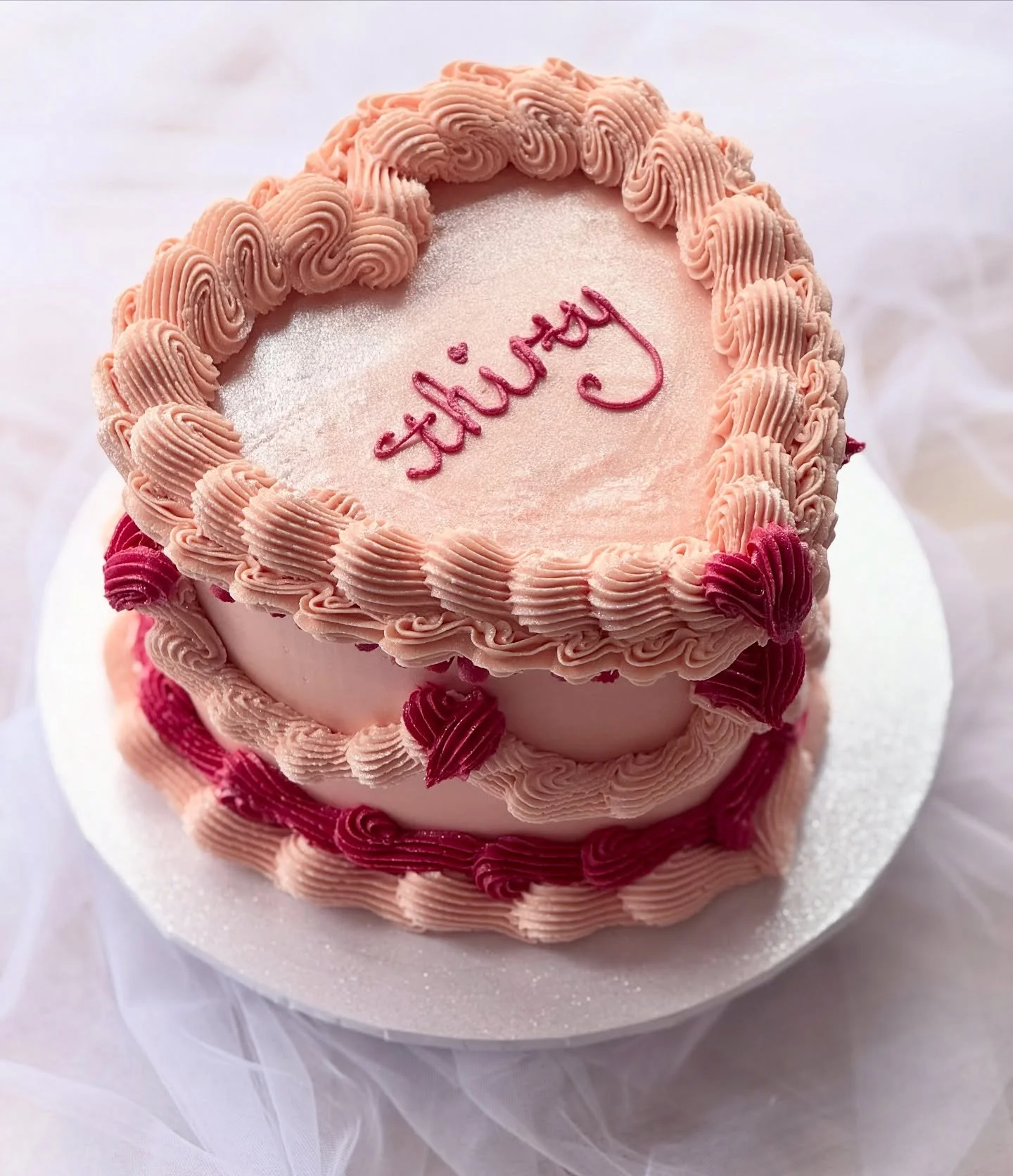 💗🤍 THIRTY 🤍💗
This number (and the matching cupcakes) totally stole our hearts last week! 😍 Celebration cake slots for the remainder of the year are becoming extremely limited now. Don&rsquo;t forget our diary is open until the end of January. Da