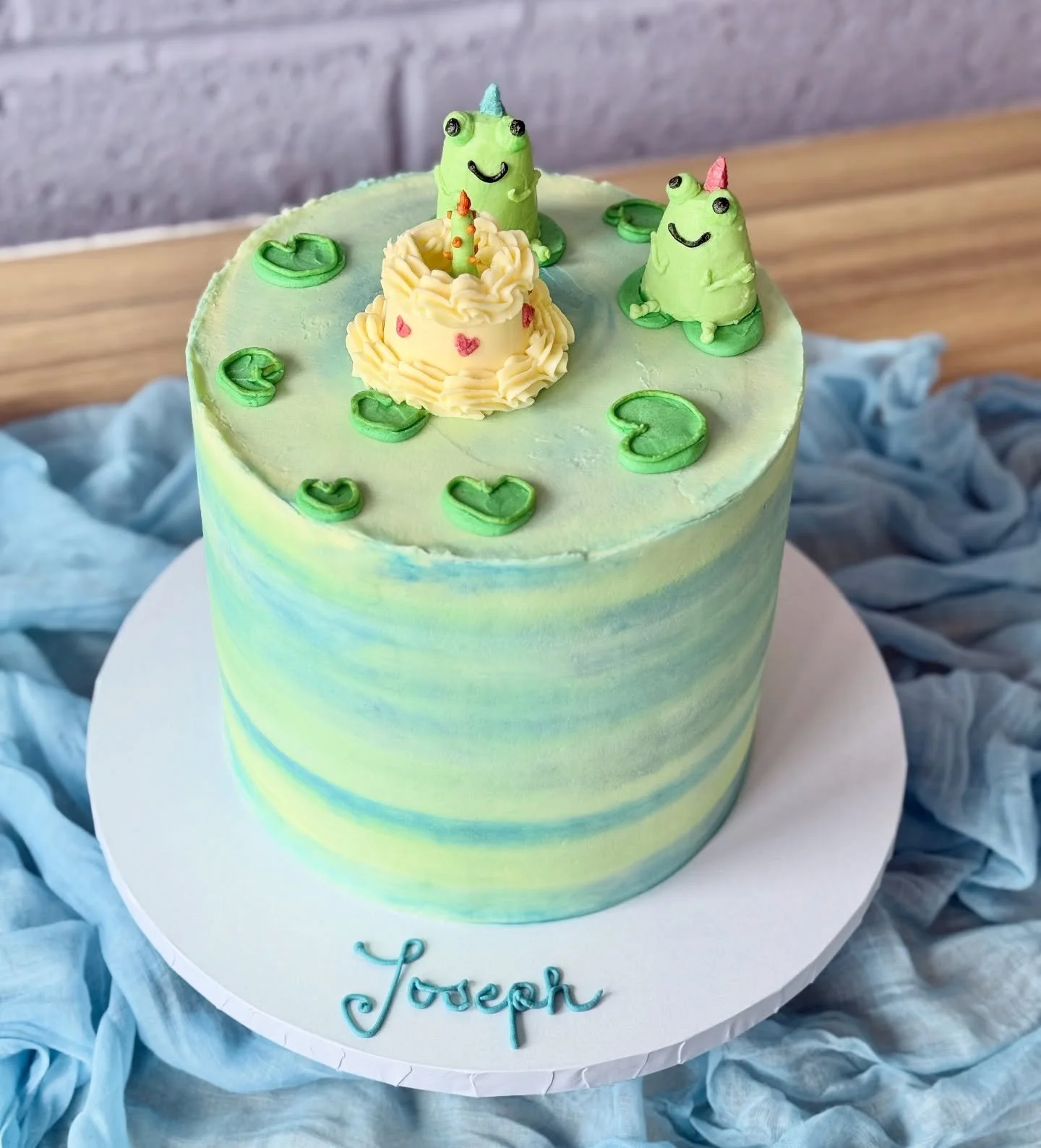 🎂🐸 HAPPY BIRTHDAY TO YOU 🐸🎂
When the brief is frogs, birthday cake and hats 😍 The picture doesn&rsquo;t do it justice this was just the sweetest cake ever! I&rsquo;m also becoming the biggest fan of piping writing, all the practice is finally pa