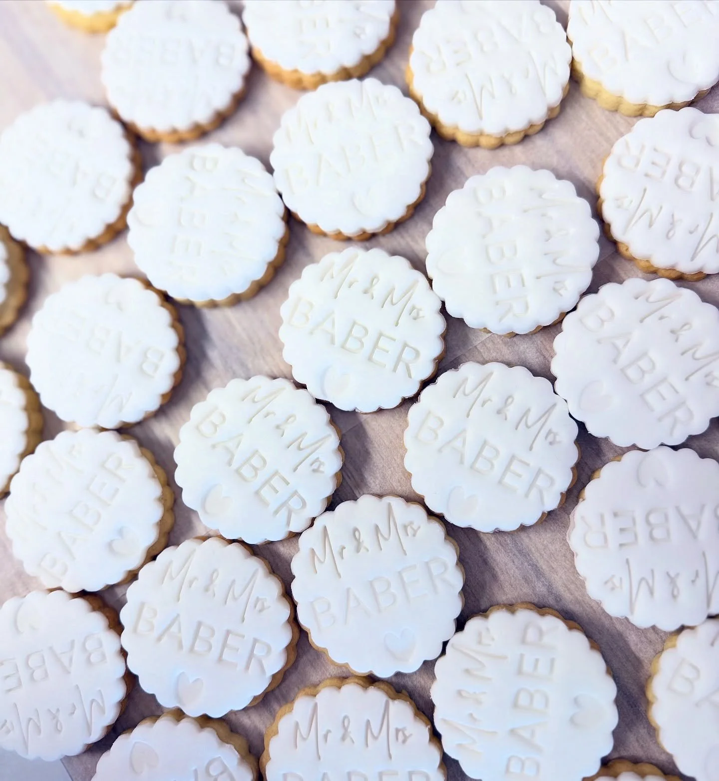 💍🤍 MR &amp; MRS BABER 🤍💍
It&rsquo;s been a week of weddings and what a week it has been! We&rsquo;ve been busy working on wedding cakes, answering wedding enquiries and attending weddings! Tuesday&rsquo;s wedding had the full works: Fully persona