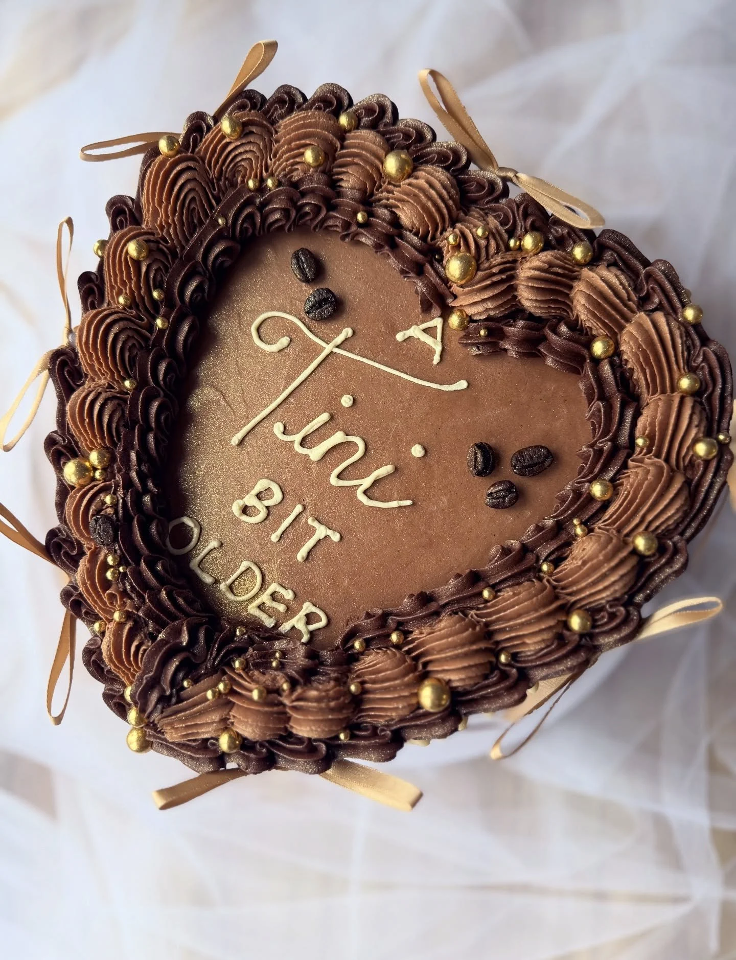 🤎🍸 A TINI BIT OLDER 🍸🤎
I ADORED this cake!! 😍😍 Chocolate latte flavour as requested, when I tell you I can smell this still just by looking at the pictures 🤤 If only technology allowed us to add scent to posts?! 🥴 Also becoming slightly addic