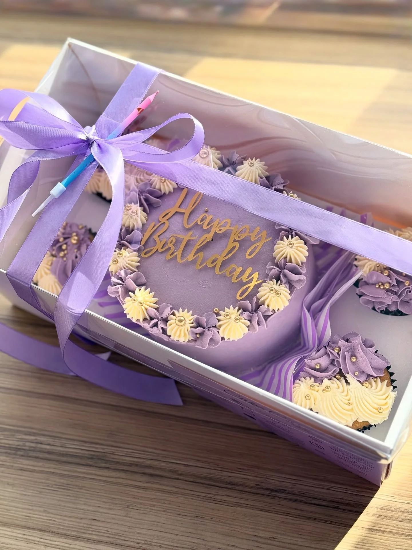 💜 BIRTHDAY BENTO 💜
Looking for a smaller cake for your occasion? We&rsquo;ve got you covered! Our sweet 5&rdquo; bento &amp; 4 cupcakes make the perfect gift complete with a ribbon and candle 🎀 Don&rsquo;t forget - celebration cake orders are curr