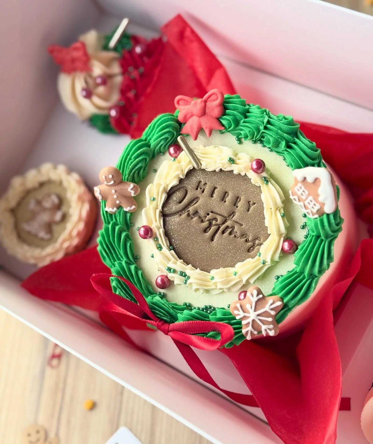 &hearts;️✨🎄 ONE WEEK COUNTDOWN 🎄✨&hearts;️
Until our festive Buttercream &amp; Bubbles Festive cake decorating brunch at @thetickledtrout_newport ✨ We are on our last 6 spaces so be sure to book before they sell out! What will you create? 😍
📅 Sun