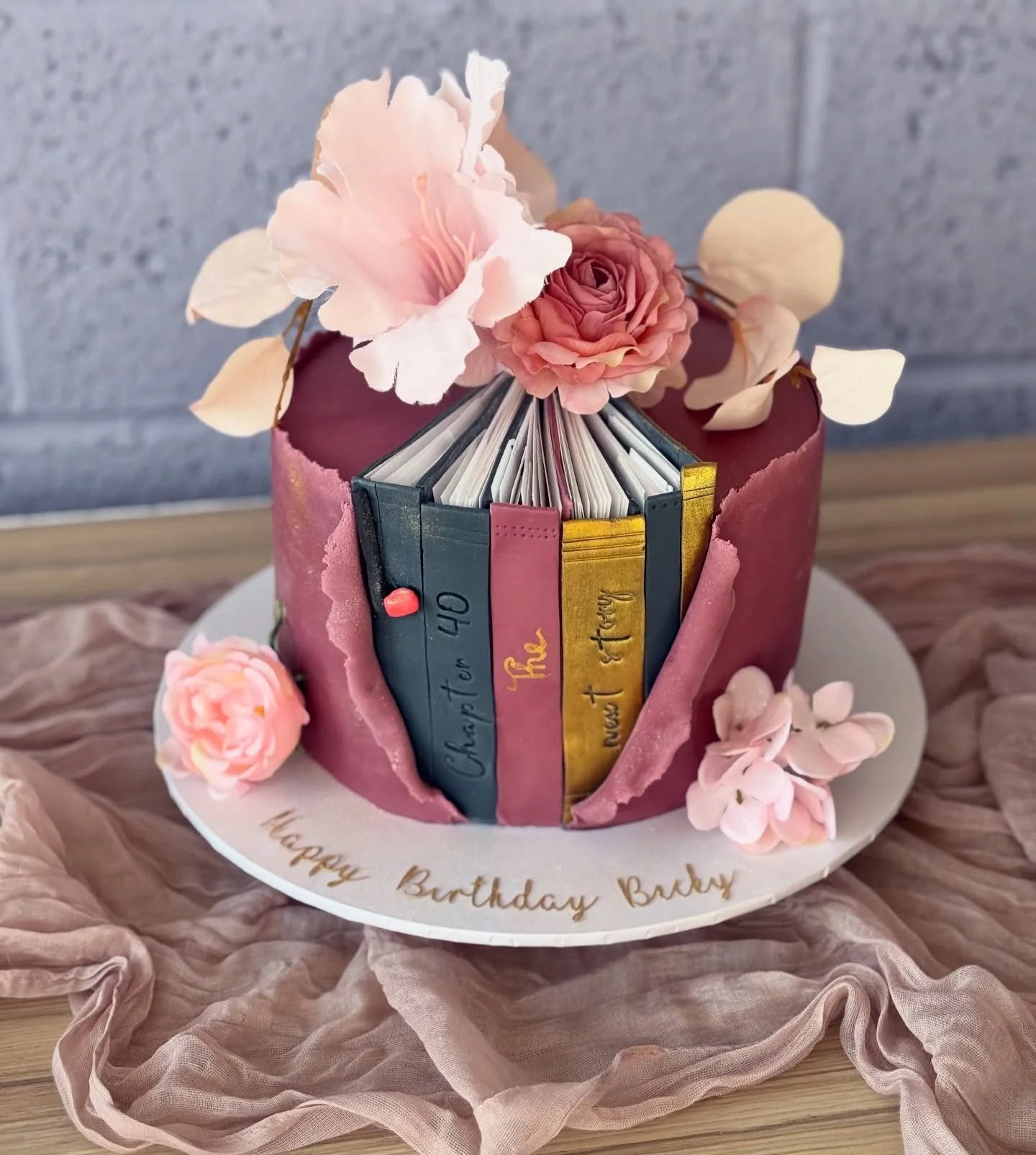 📚 ✨ CHAPTER 40, THE NEXT STORY ✨ 📚
I am absolutely loving the literary themes I&rsquo;m seeing at the moment! So much fun to create and I love how we can personalise them so much for the occasion 🙊 🤍