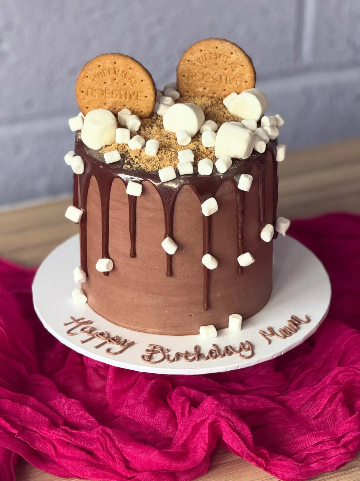 🤍 🍫 ROCKY ROAD 🍫 🤍
Behold&hellip; the cake edition! This was for one of my fabulous day one clients (wow almost 10 years!!) who has definitely earned the badge of my number one Rocky Road loving client. So creating a cake version for her birthday