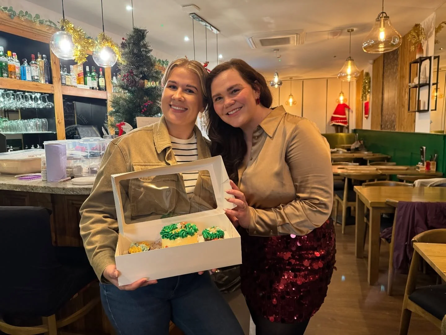 🎄🫧 BUBBLES &amp; BUTTERCREAM 🫧🎄
That&rsquo;s a wrap on our last event with the fabulous @thetickledtrout_newport team for 2025 ✨ I had the most perfect, cosy festive evening with you all &hearts;️ Thank you so so much to everyone who has supporte