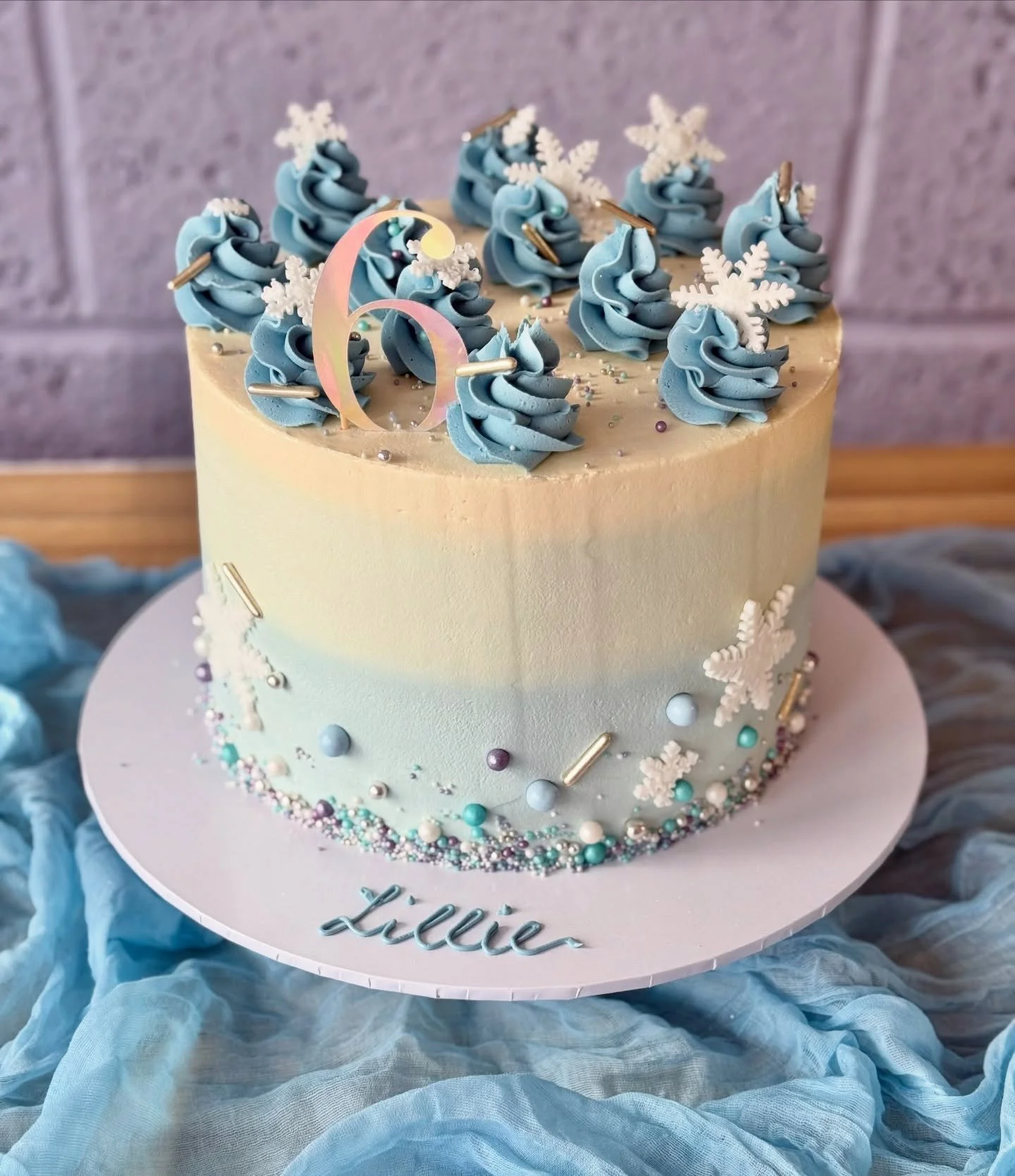 🩵✨ FROZEN ✨🩵
There is nothing I love more than when a cake matches up with the time of year 😍 It&rsquo;s always the most manic time but it makes you feel all festive ✨ It has been quite possibly the busiest 2 weeks with lots of different things go