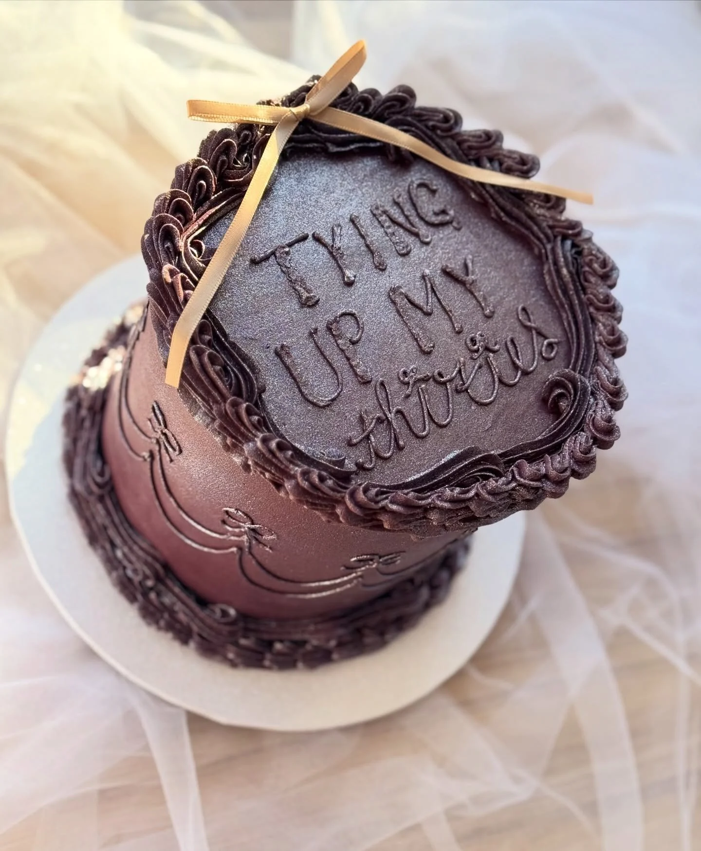 🎀 TYING UP MY THIRTIES 🎀
I am absolutely obsessed with this 40th theme and nothing would be more apt for my amazing friend who makes the most beautiful handmade bows 🎀 Getting more and more to grips with freehand piping writing now and I&rsquo;m a