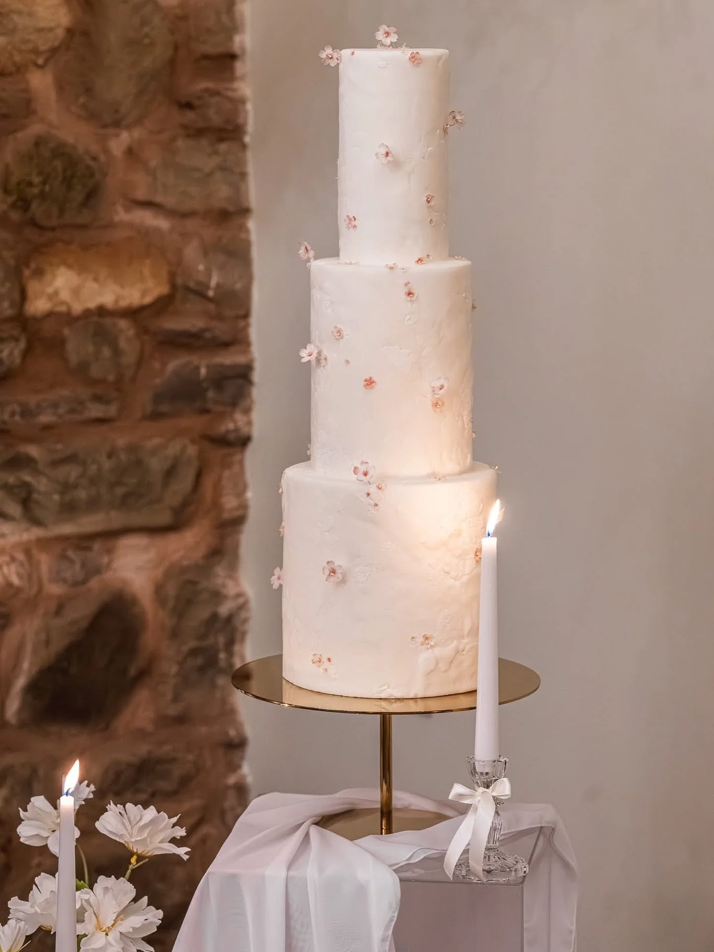 QUIET ELEGANCE ✨🌸
The most meaningful designs aren&rsquo;t always the loudest. They&rsquo;re created with feeling. Designed with intention. Remembered for the details ✨

📸 @mksmalgorzataszydlikphoto 
📍 @oaklands.barn / @raglangolfclub 
🌹 @welshel