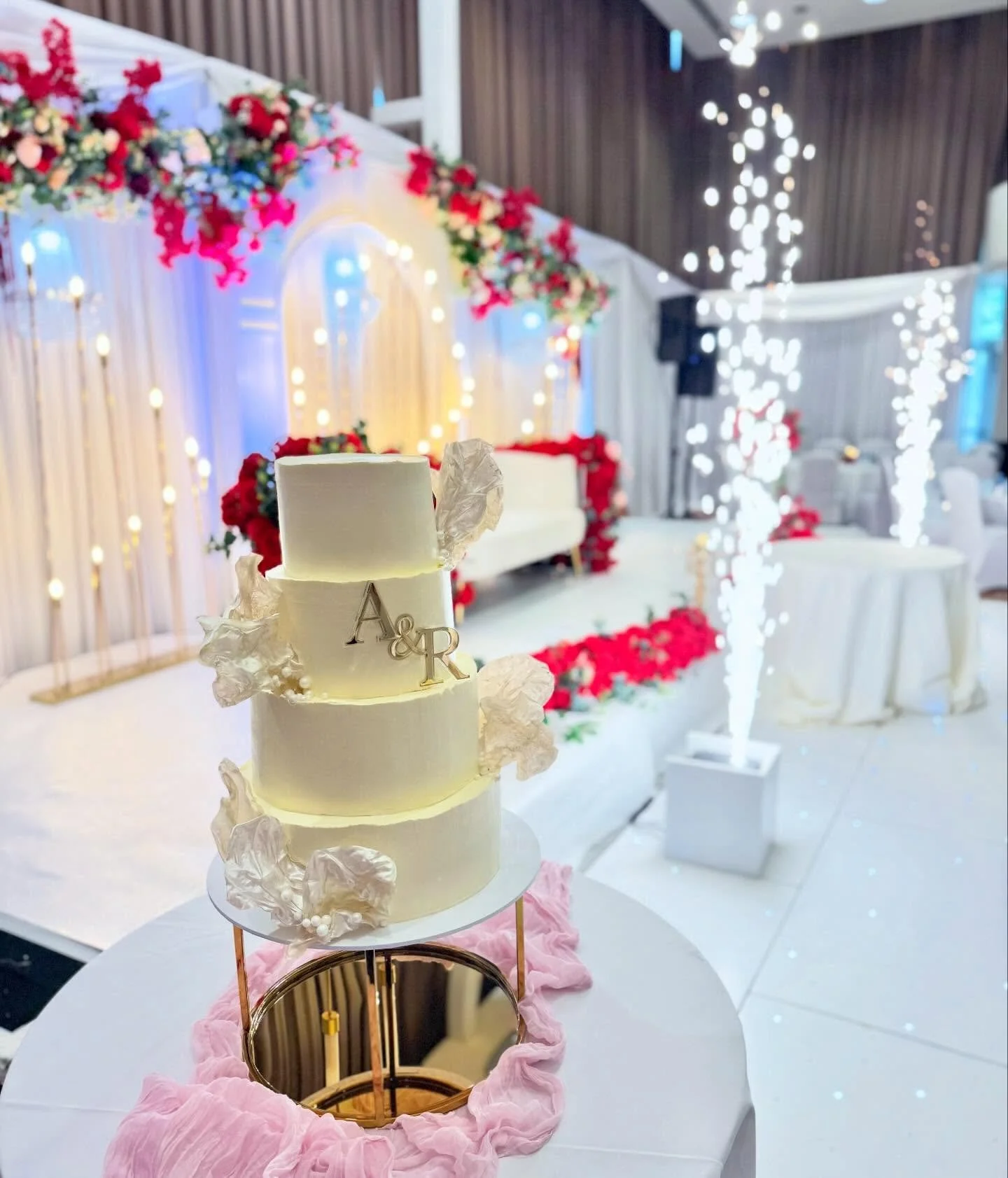 THE STAR OF THE SHOW ✨
When the cake commands the attention of the entire room with its own set of cold sparks! The possibilities are endless and there are so many ways we can collaborate with other suppliers creating cohesive details that elevate th