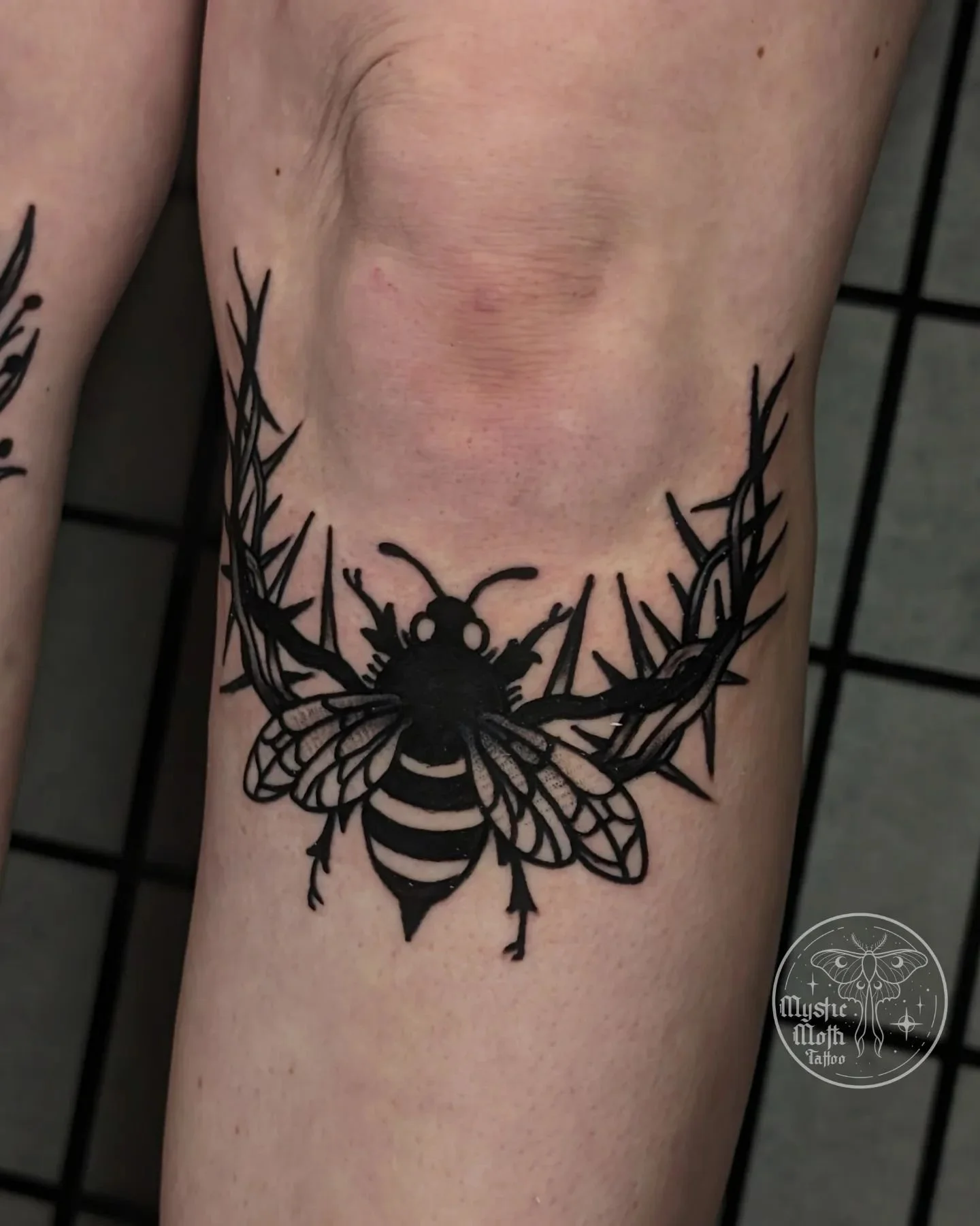 Some bees 🐝 for dees knees. 
.
.
.
#kneetattoo #blacktattoo #bodyart #518 #nytattoo #nyart