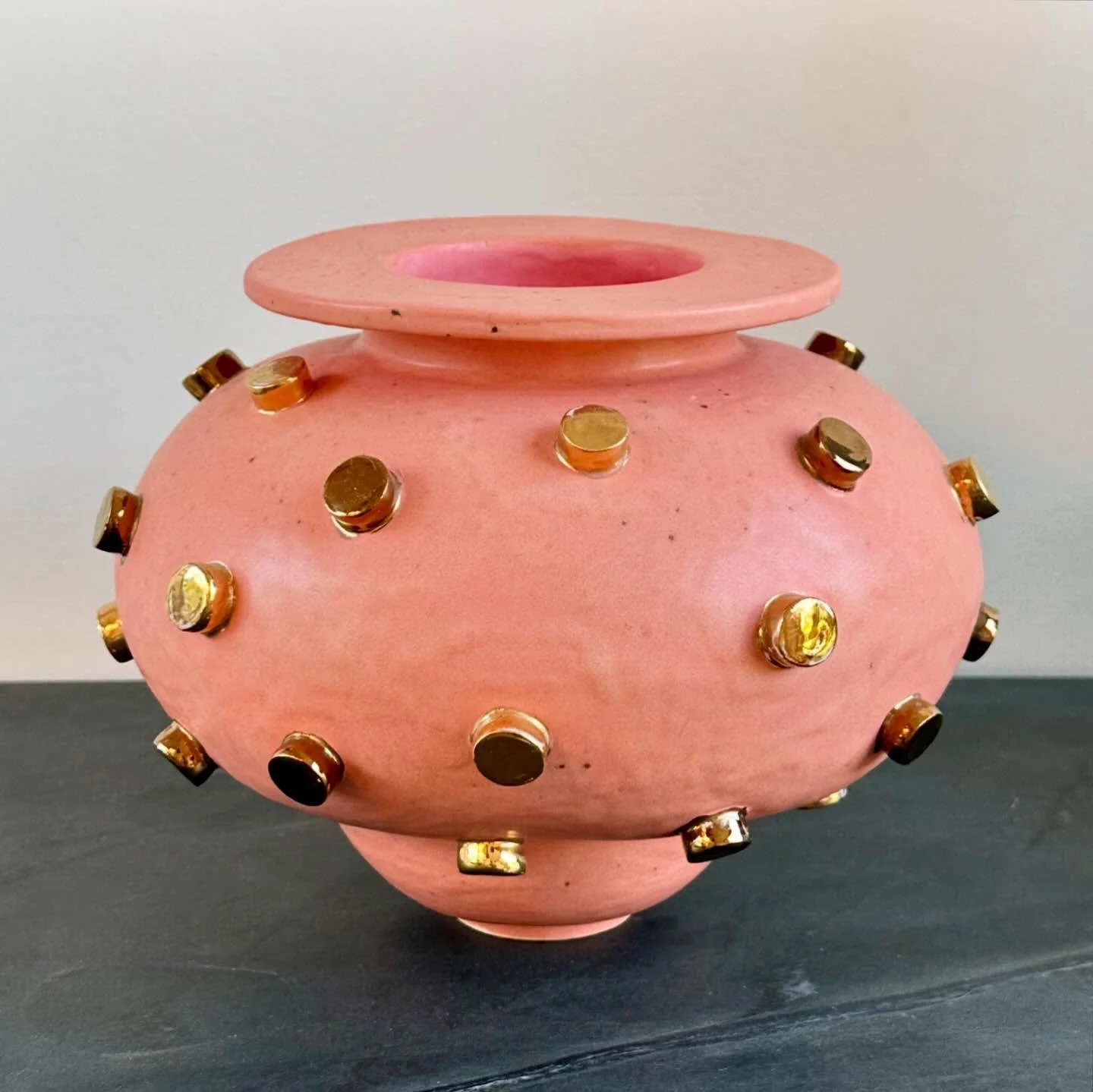 A pink moon jar with curves.
.
.
.

#ceramicart #ceramicartist #ceramicartists #moonjar #contemporaryceramics #contemporaryceramicartist #handbuilding #handbuiltceramics #contemporycraft #contemporyclay #lustre #instgrampottery #instaart #instagood #