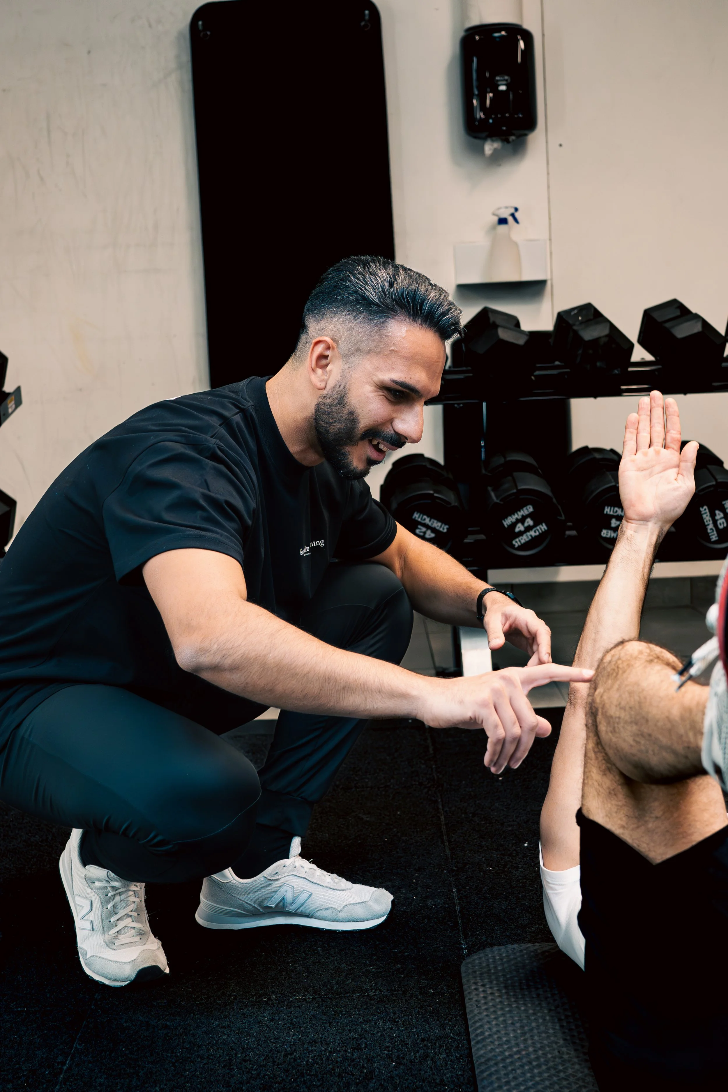 Amir Razeghi, coach kettlebell à Lausanne, accompagne un client pendant une séance individuelle.
