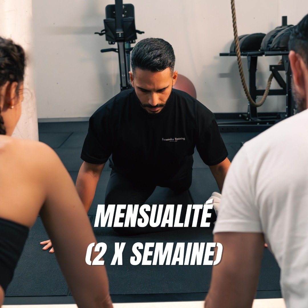 Amir explique à deux clients une position d’étirement