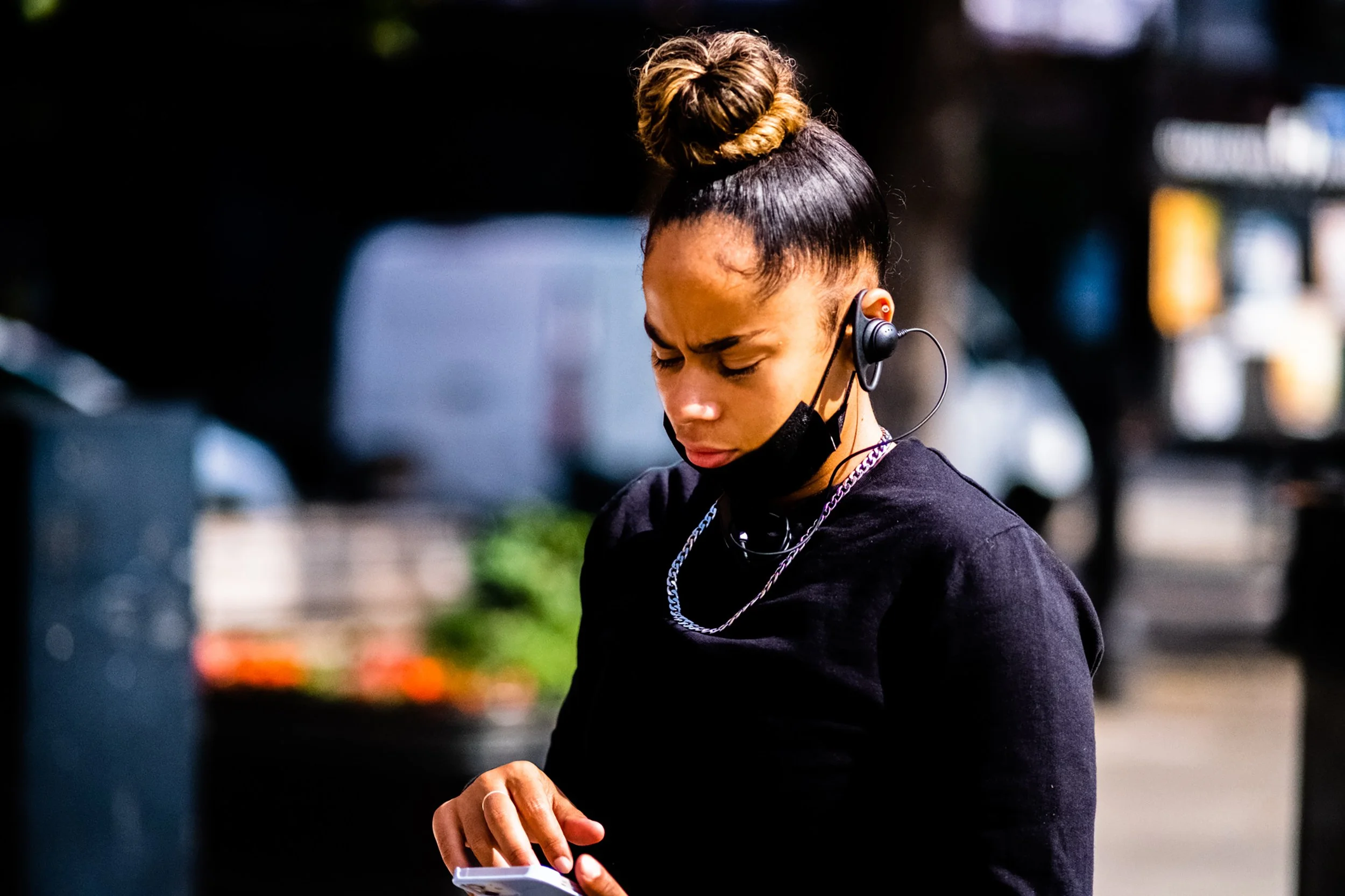 Associate-on-phone_Backstage-membership.jpg