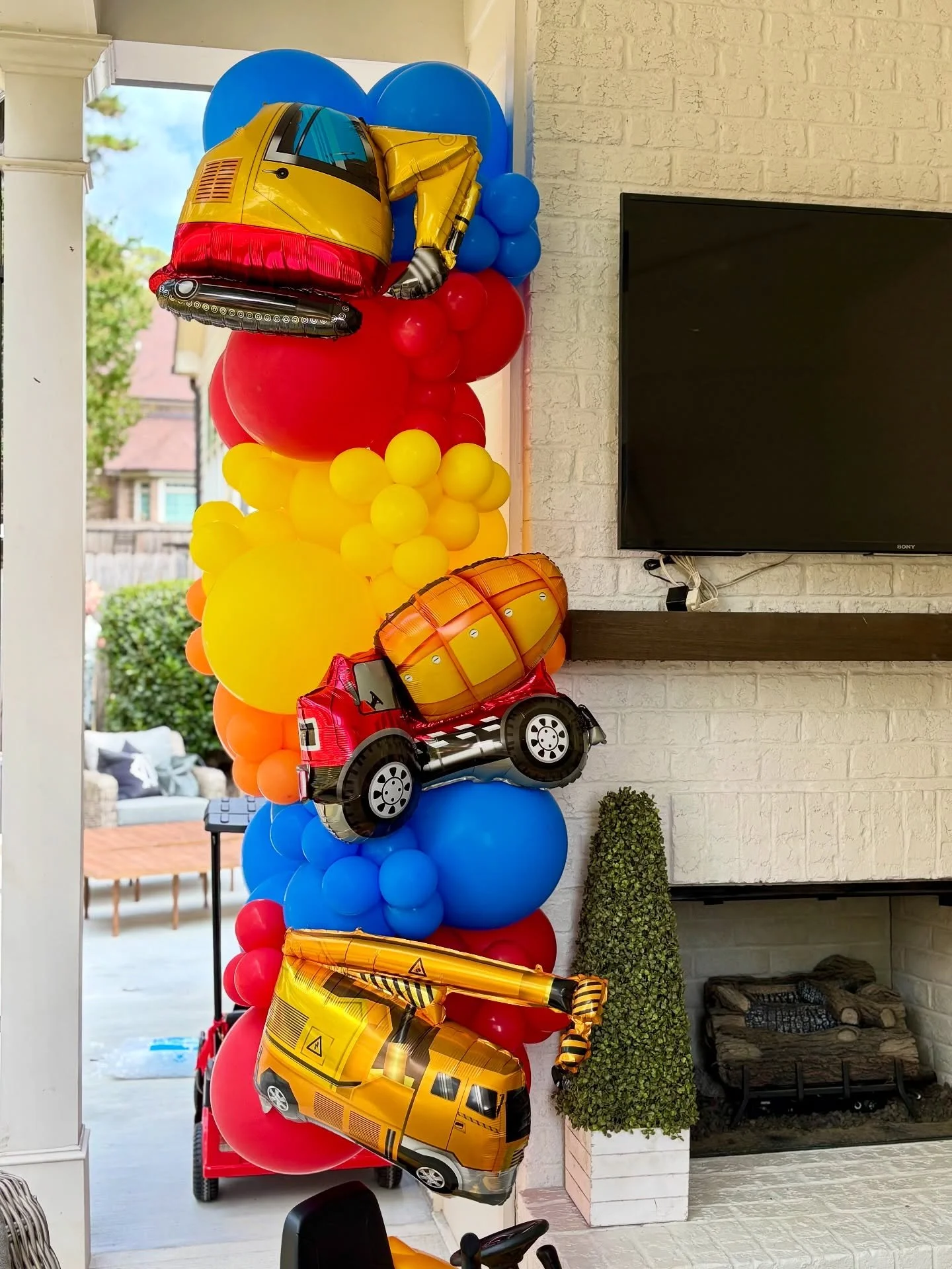 It’s the little details that tie the whole party together 🚜👷‍♂️🚧🦺