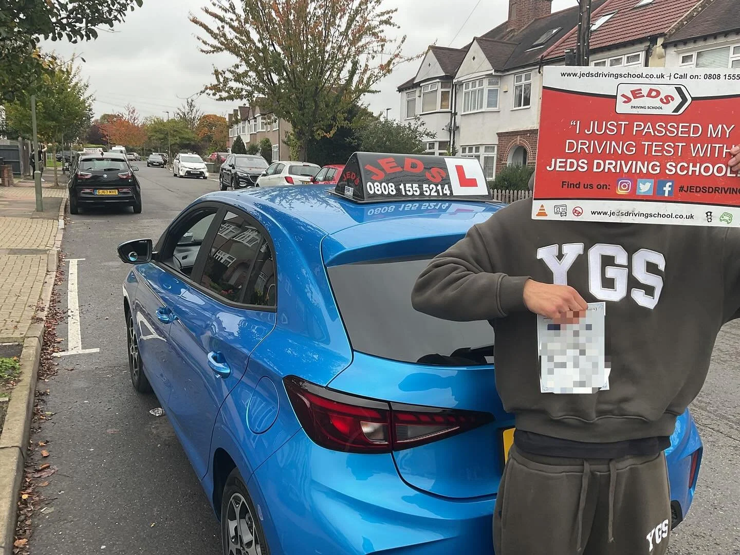 Abdul passed Firsts time at West Wickham, with Rob!🥇

Well done and all the best for your future on the roads!🚗📚

#firsttimepass #driverslicense #drivinglessons #drivingtest #drivingschool #jeds #jedsdrivingschool #westwickham