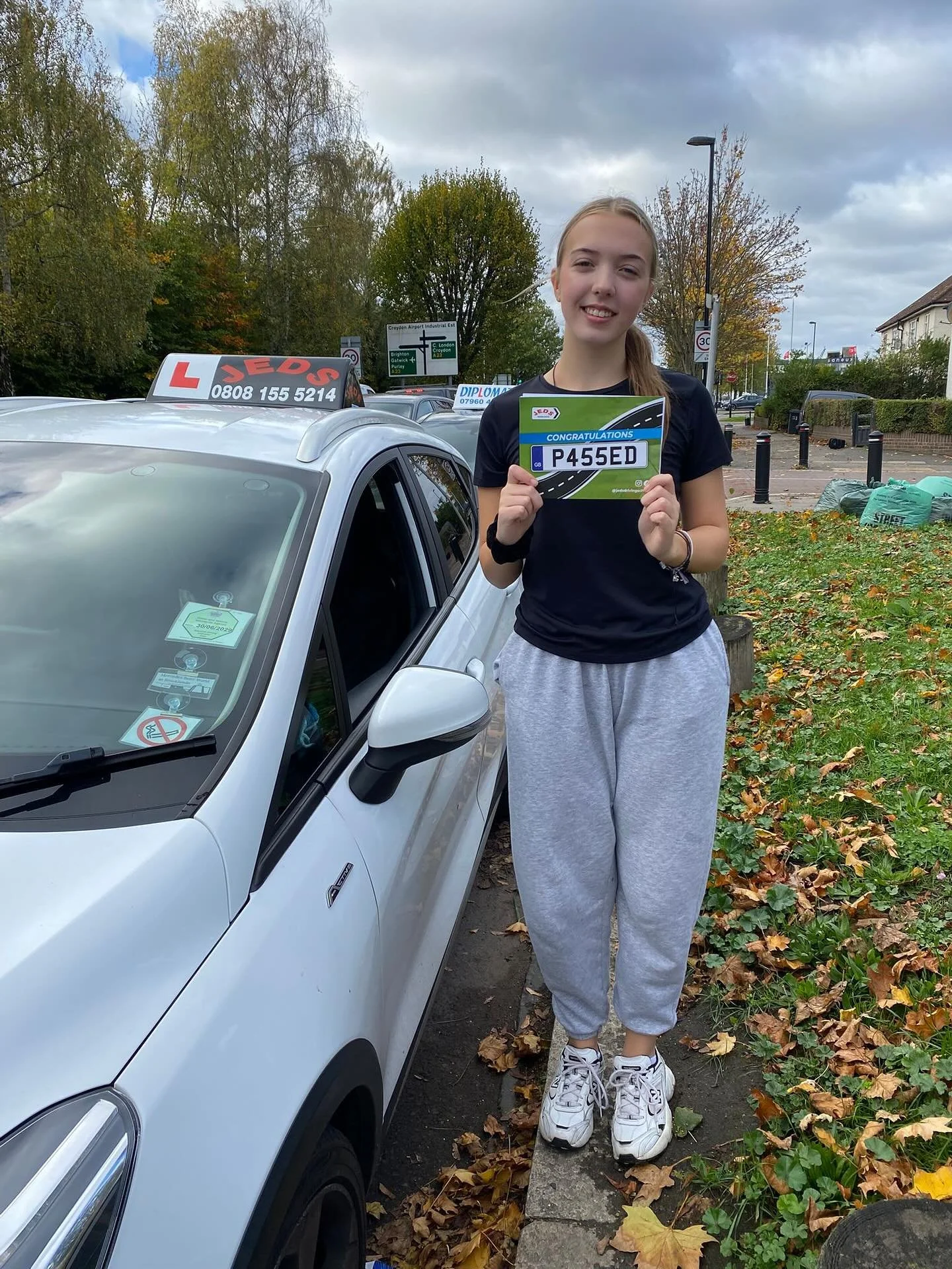 Chloe passed 1st time with Anna with 3 driving faults at Mitcham test centre!🥇
Well done and all the best for your future on the roads ! 🚗📚
#firsttimepass #driverslicense #drivinginstructor #jeds #jedsdrivingschool #jeds #drivingschool #mitcham