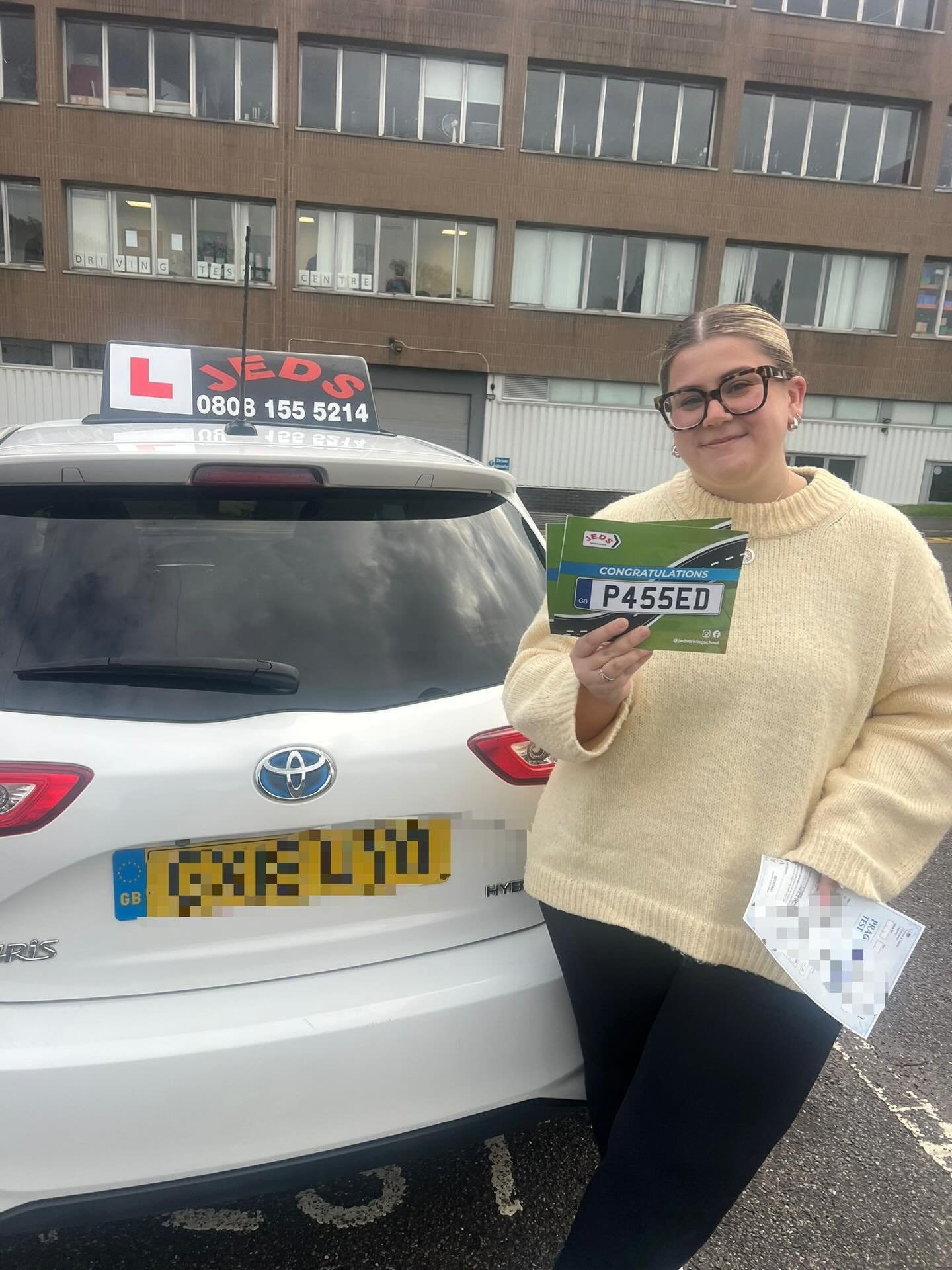 Olivia passed with 2 minors at Redhill, with Sardar!🥳

Well done and all the best for your future on the roads!🚗📚

#passed #driverslicense #drivinginstructor #drivinglessons #redhill #jeds #jedsdrivingschool