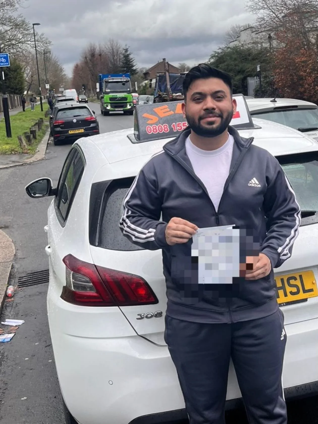Luqman passed at Mitcham, with Yiannis!🥳

Well done and all the best for your future on the roads!🚗📚

#passed #driverslicense #drivingtest #drivingschool #drivinglessons