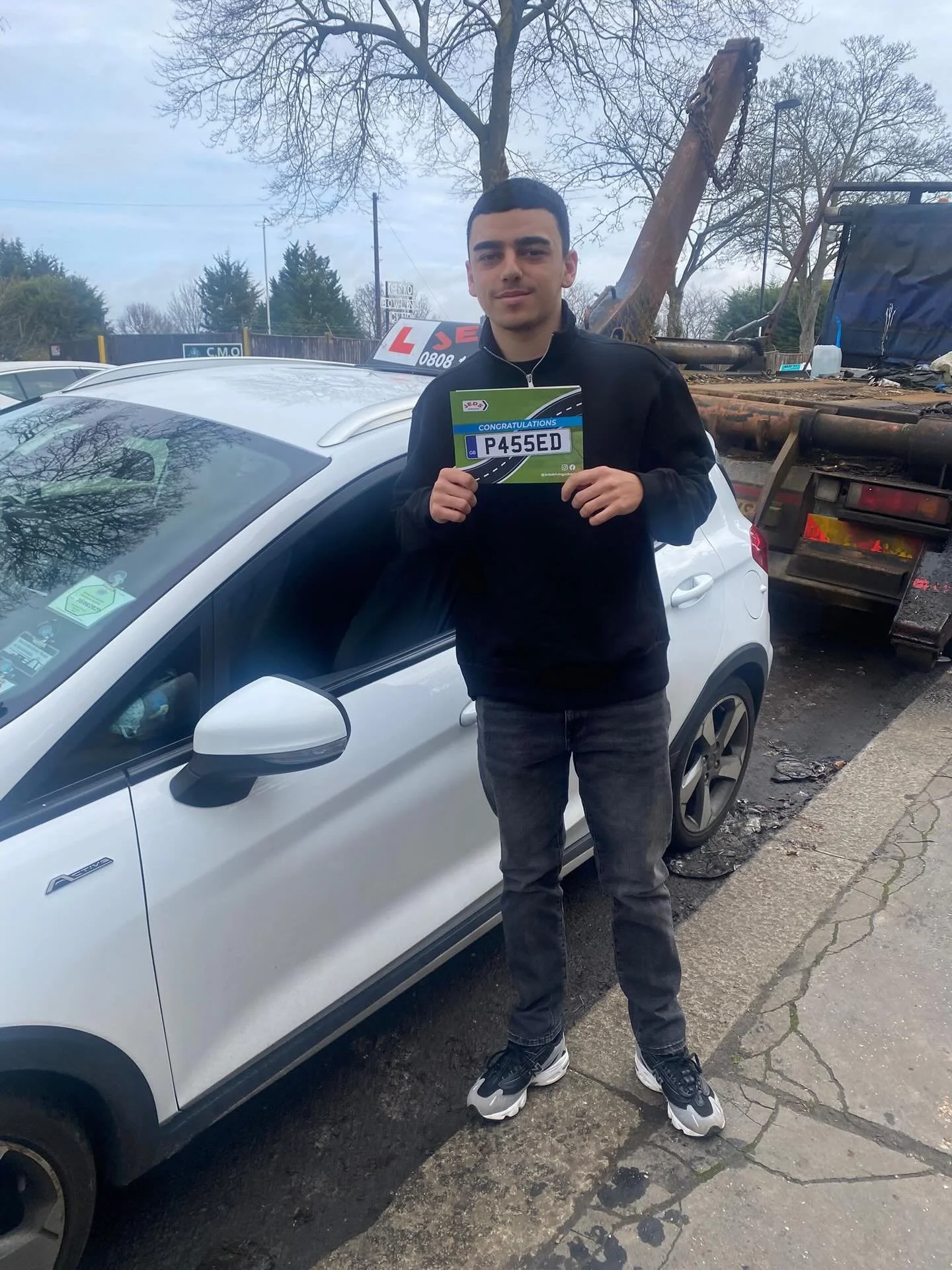 Lewis passed 1st time with 0 driving faults with Anna at Mitcham!🥇

Well done and all the best for your future on the roads!🚗📚

#firsttimepass #driverslicense #drivingtest #drivinglessons #jeds