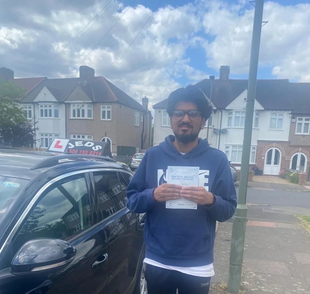 Husnain passed with 0 faults at West Wickham, with Naseem!🥳

Well done and all the best for your future on the roads!🚗📚

#passed #driverslicense #drivinglessons #jeds #westwickham
