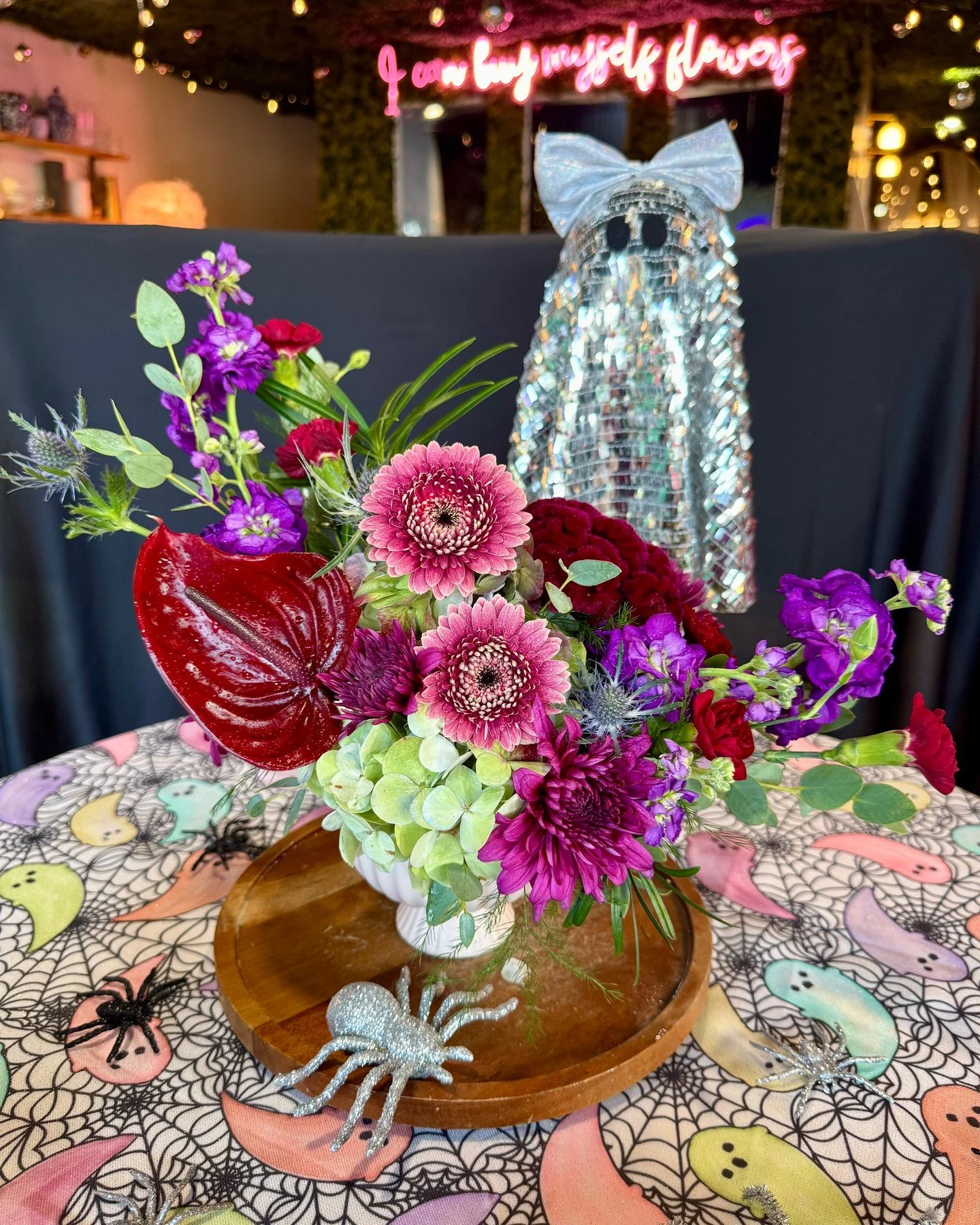 See that crescent 🌙 shape?! Learn how to make a design in this style at our next workshop! Tickets are available now!

🌙 Crescent Shape Arrangement Workshop
📅 Tuesday, Oct 15 @ 6:30
✨ Learn to create a dreamy crescent-shaped arrangement, perfect f
