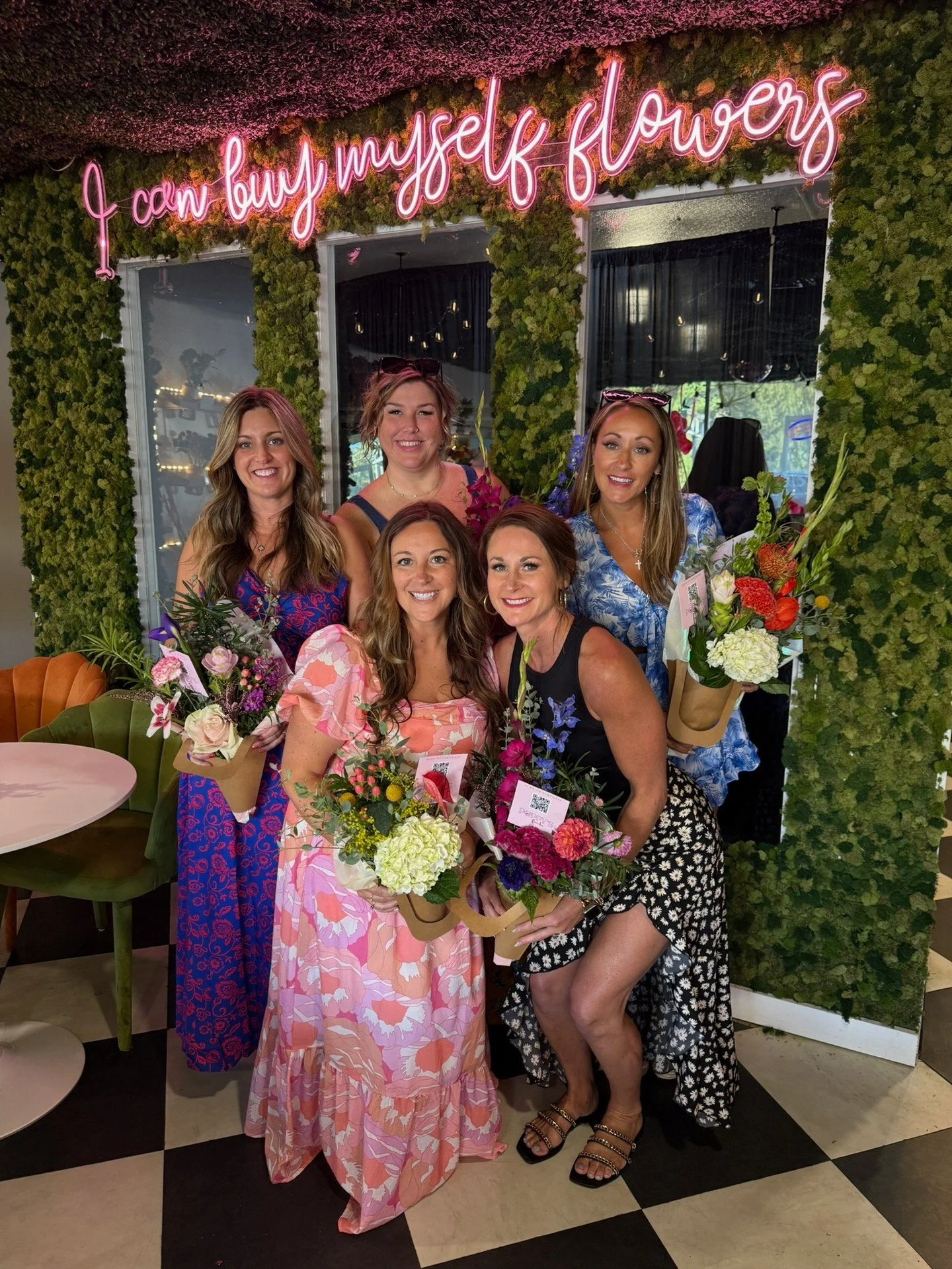 Girl gang night out at Poppy&rsquo;s! 🌸💖💐 Grab your besties, sip some cocktails 🍹, and play with flowers 🌼✨

#poppysoflex #flowerbar #poppysflowerbar #bouquetbar #florist #floristsofinstagram #lexingtonflorist #lexingtonkyflorist #sharethelex #s