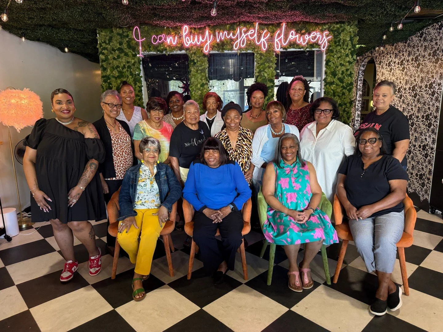 Happy Friday, babes! We had such a blast with this beautiful group, we LOVVVEEE hosting your events nd celebrations. This community just makes us feel so warm and fuzzy inside 💕 Come hang with us this evening and enjoy cocktails, flowers, and friend