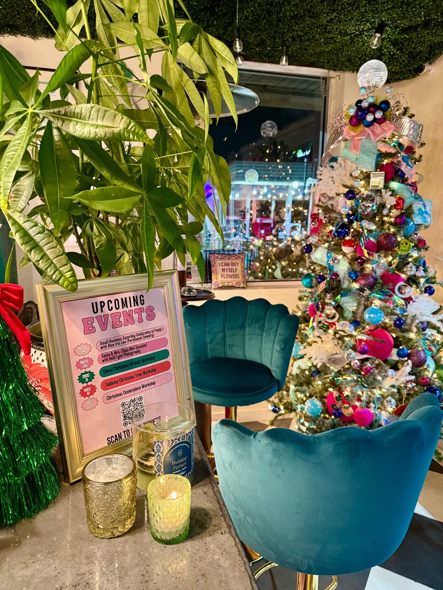 The holidays are in full swing at Poppy&rsquo;s! 🎄💐 Come cozy up with us for an afternoon of flowers, festive decor, and delicious drinks. Perfect vibes for holiday cheer! ✨

#poppyslex #flowerbar #holidayvibes #christmasflowers #cozyholiday #lexin